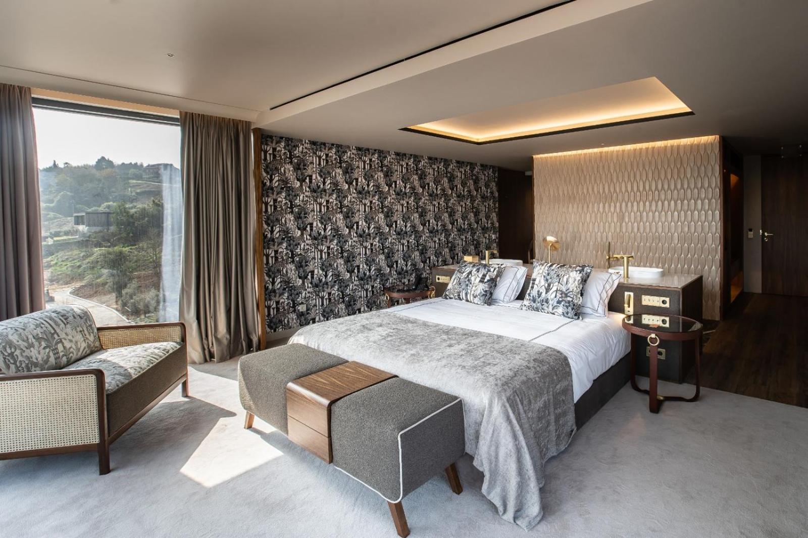 Signature Suite - Photo 9