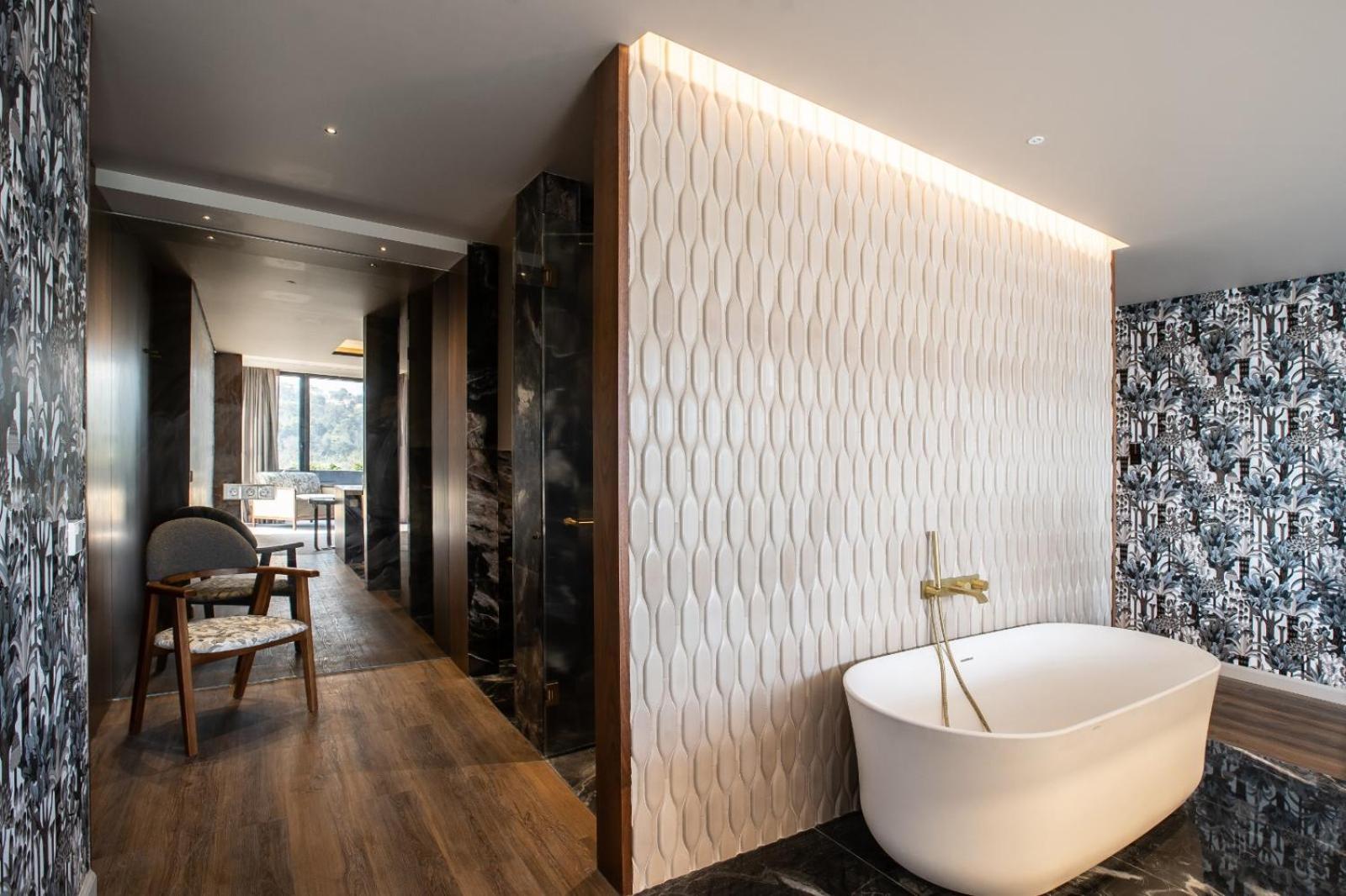 Signature Suite - Photo 2