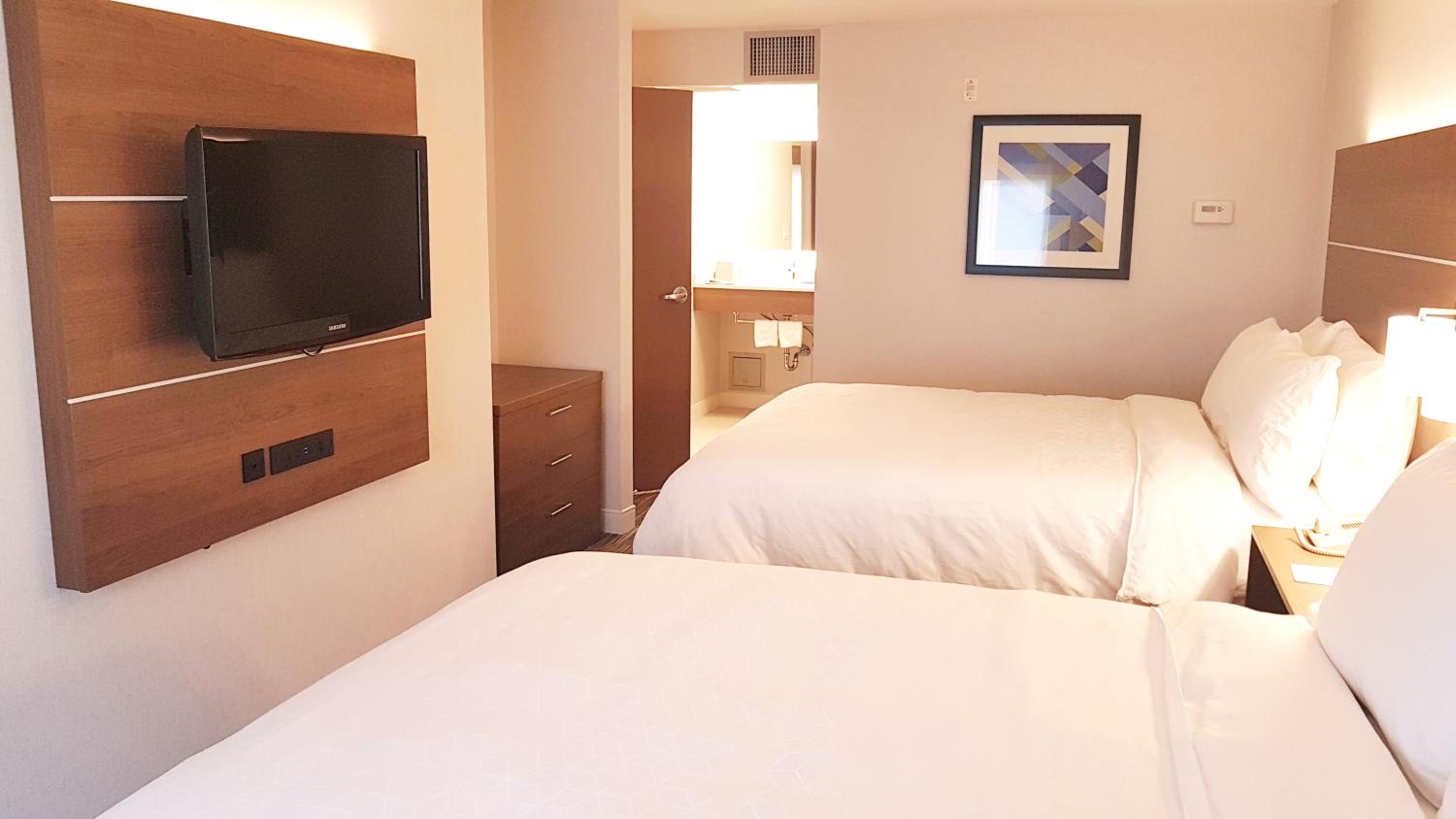 One-Bedroom Queen Suite