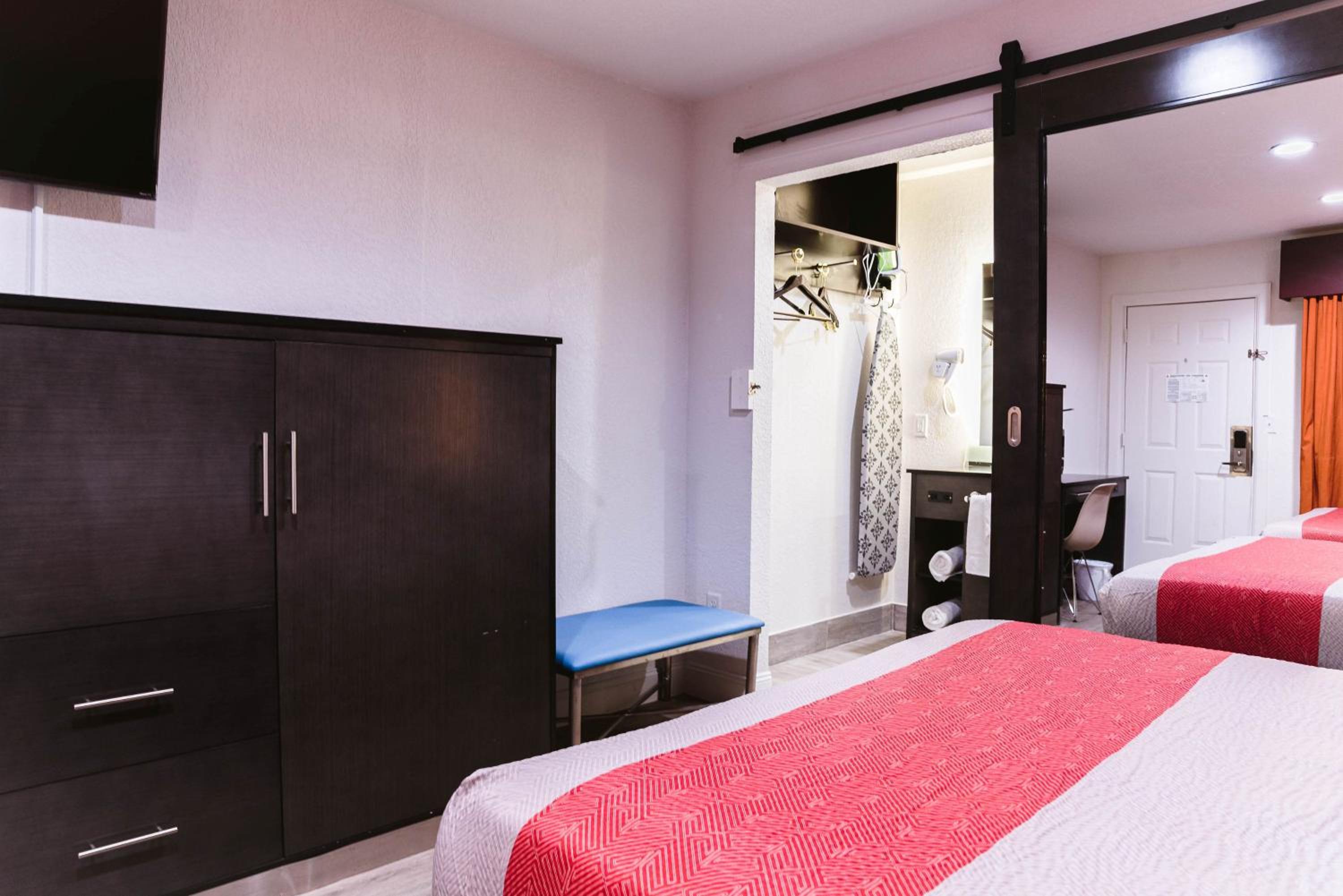 Queen Room with Two Queen Beds - Disability Access - Photo 11