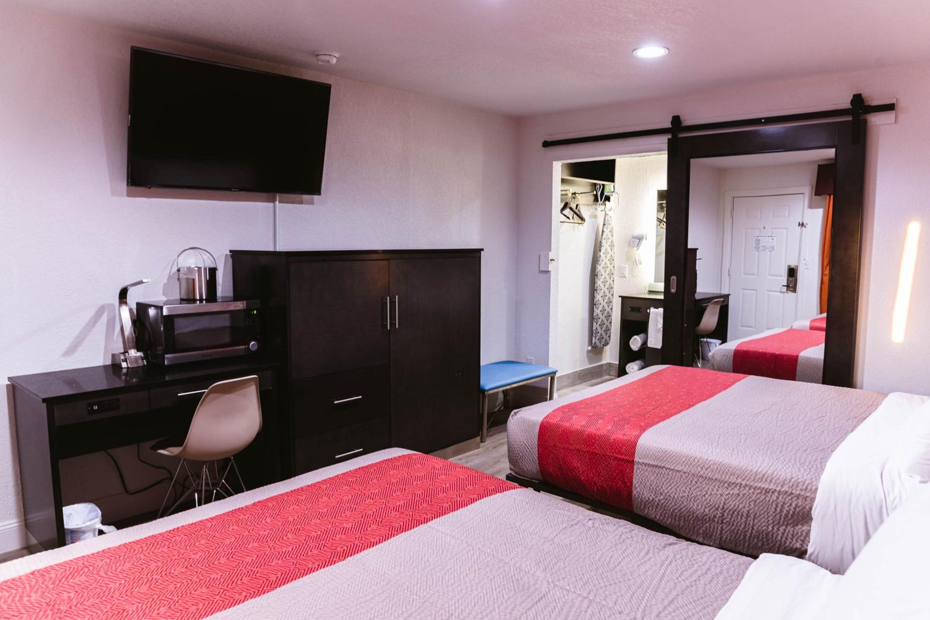 Queen Room with Two Queen Beds - Non-Smoking - Photo 9