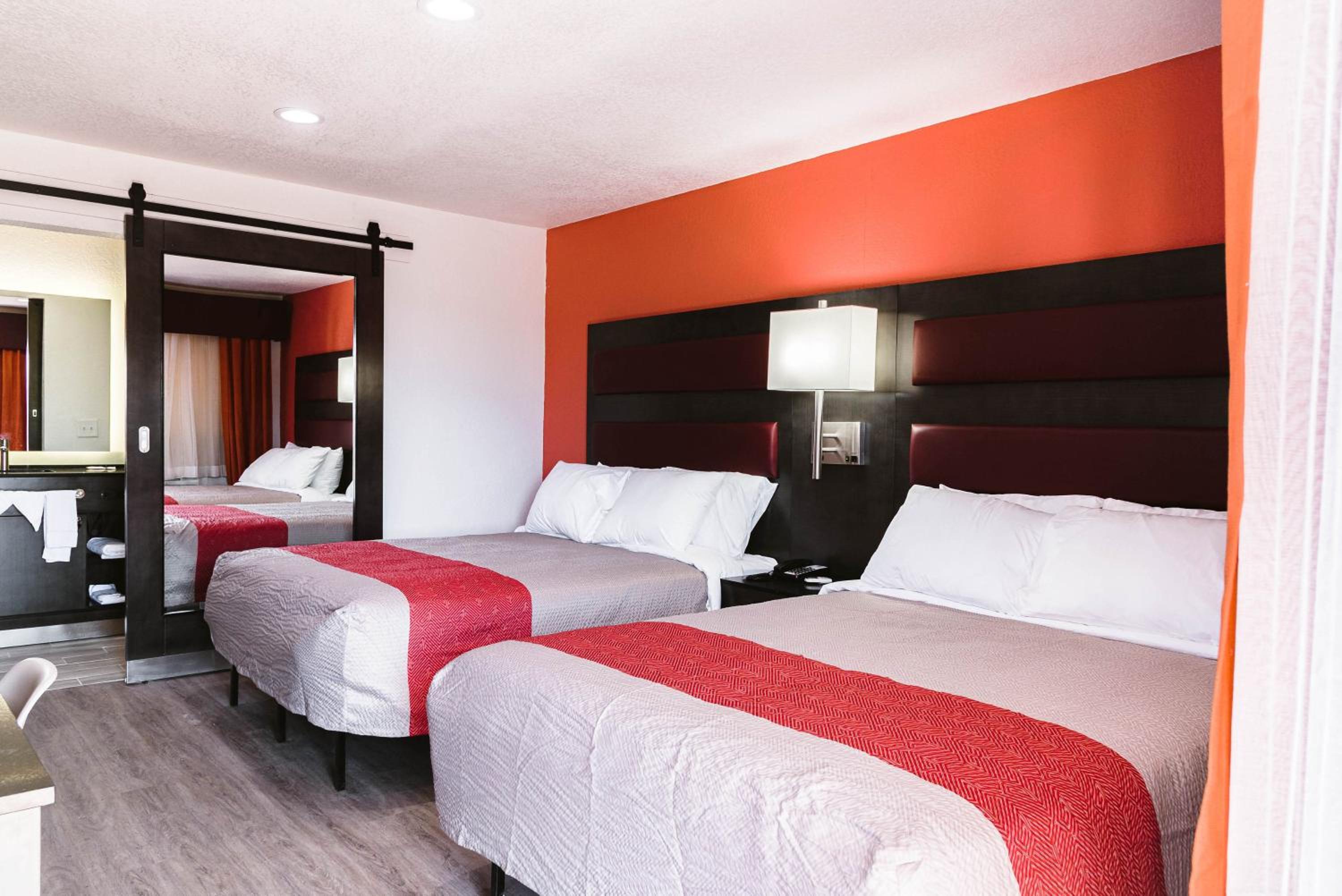 Queen Room with Two Queen Beds - Non-Smoking - Photo 12