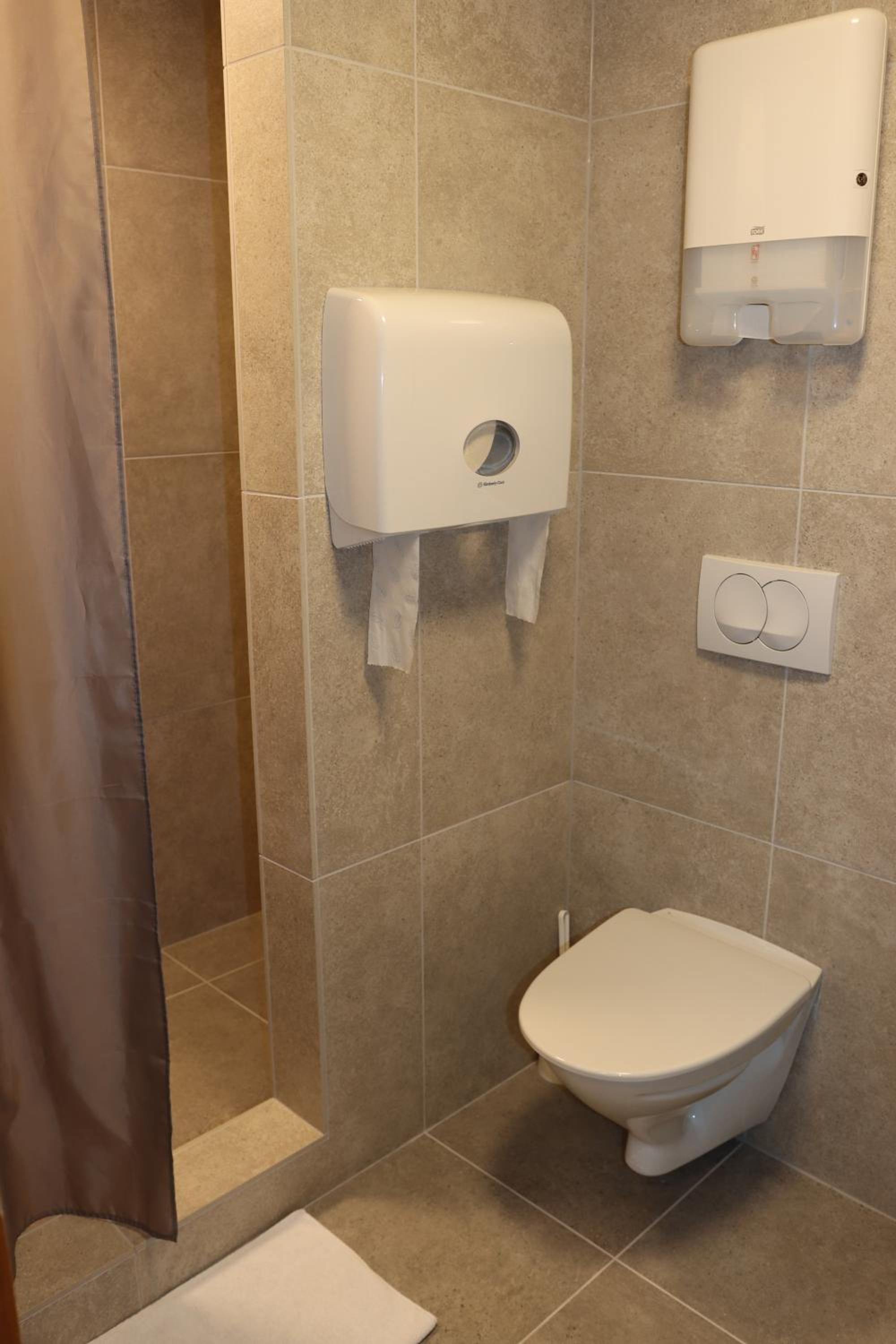 Family Room with Shared Bathroom photo 2