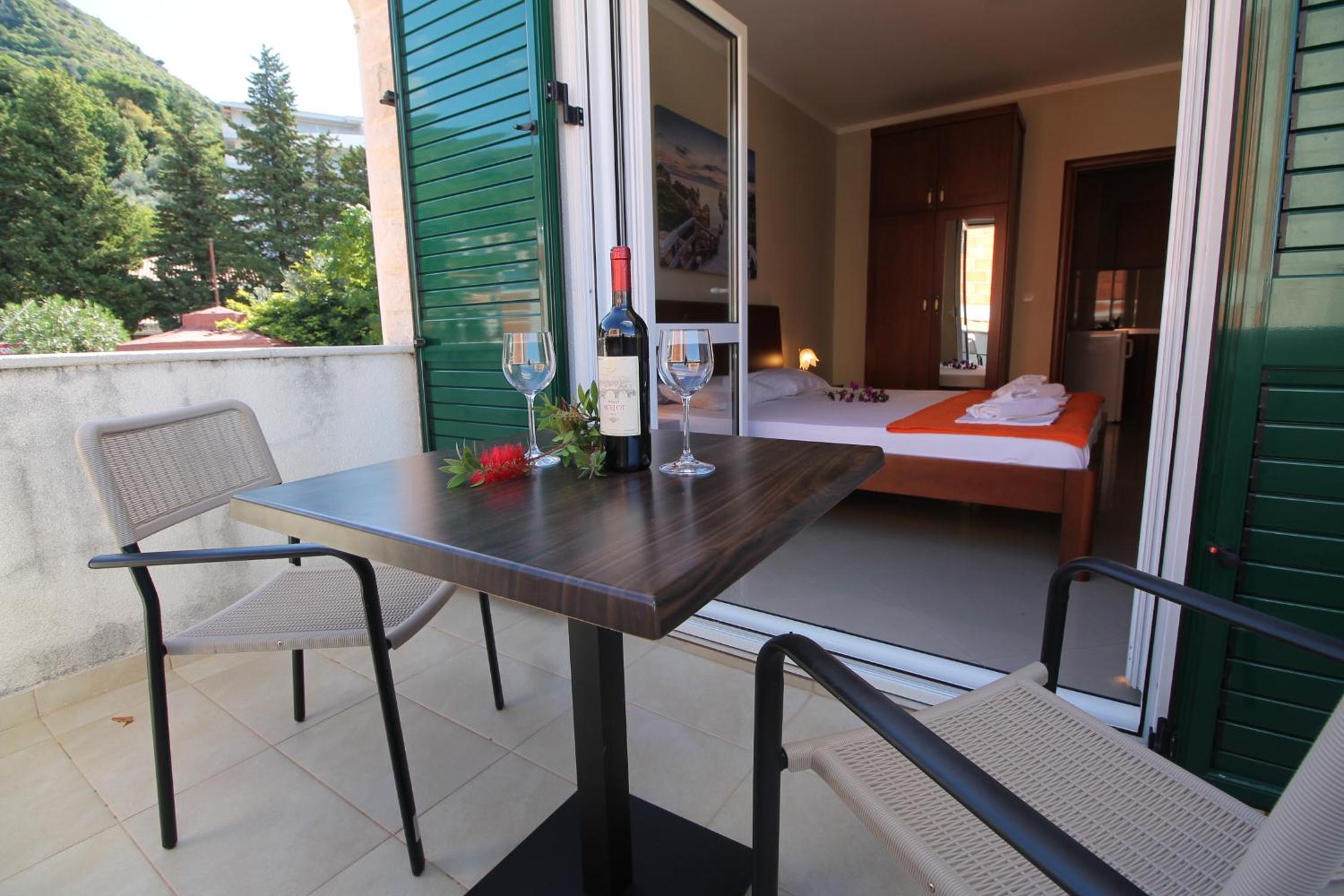 One-Bedroom Apartment with Balcony and Sea View (2 Adults) - Top Floor photo 2