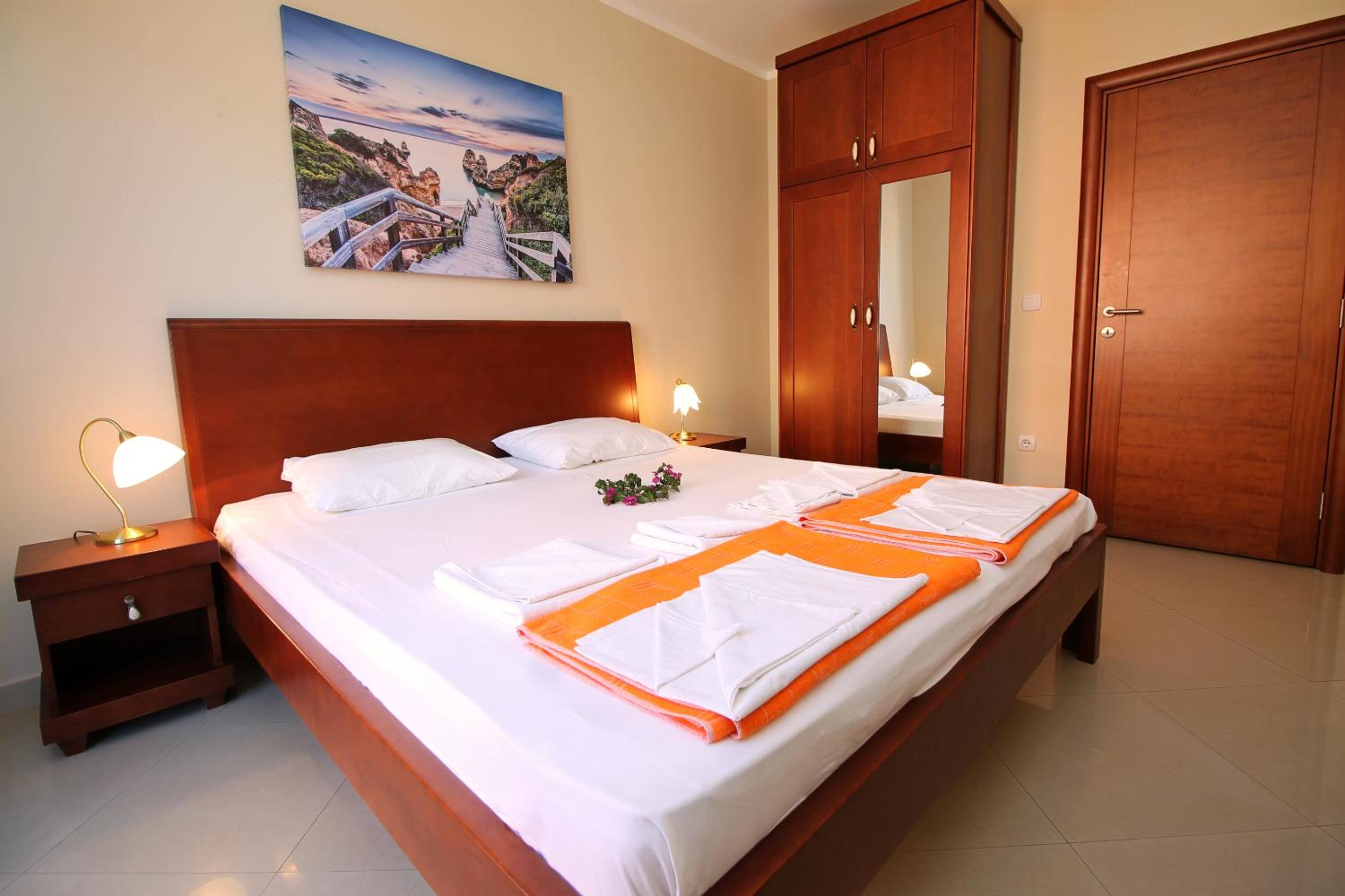 One-Bedroom Apartment with Balcony and Sea View (2 Adults) - Top Floor photo 3