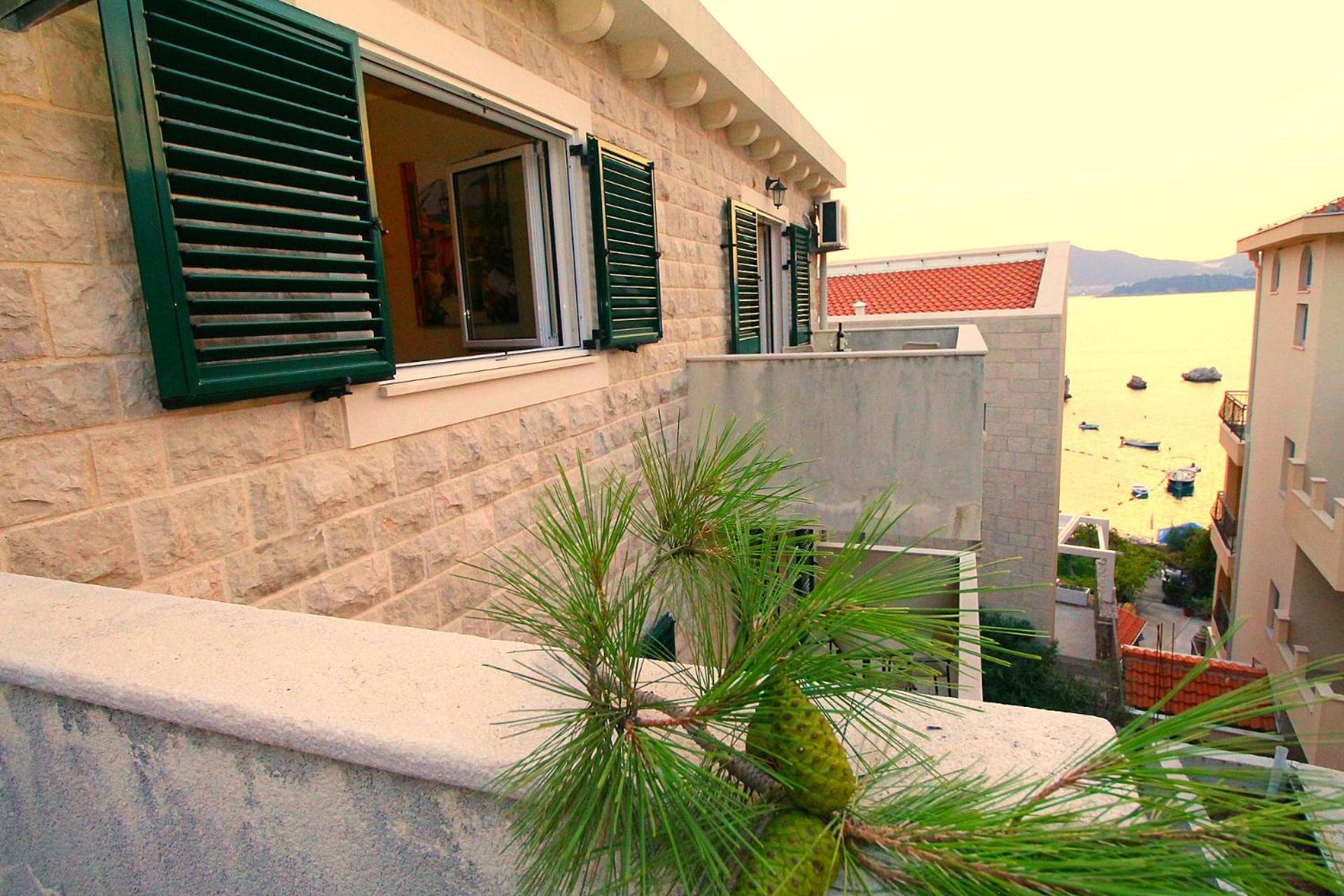One-Bedroom Apartment with Balcony and Sea View (2 Adults) - Top Floor