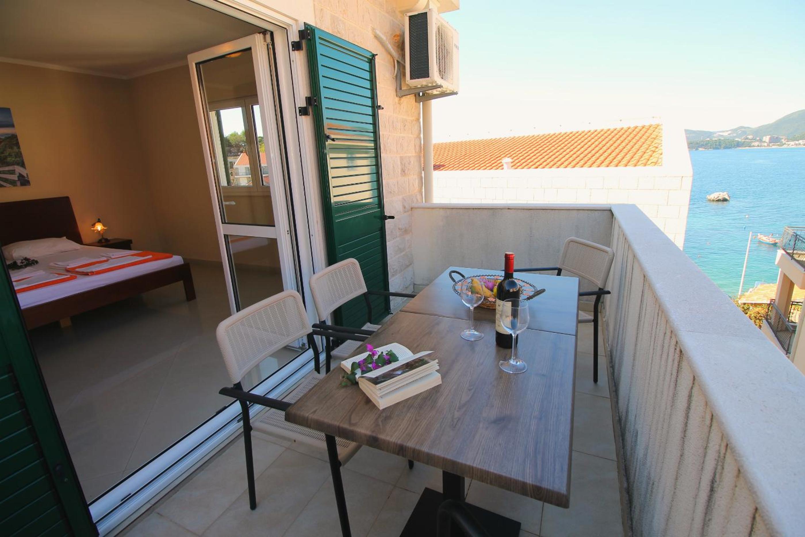 One-Bedroom Apartment with Balcony and Sea View (4 Adults) - Top Floor photo 3