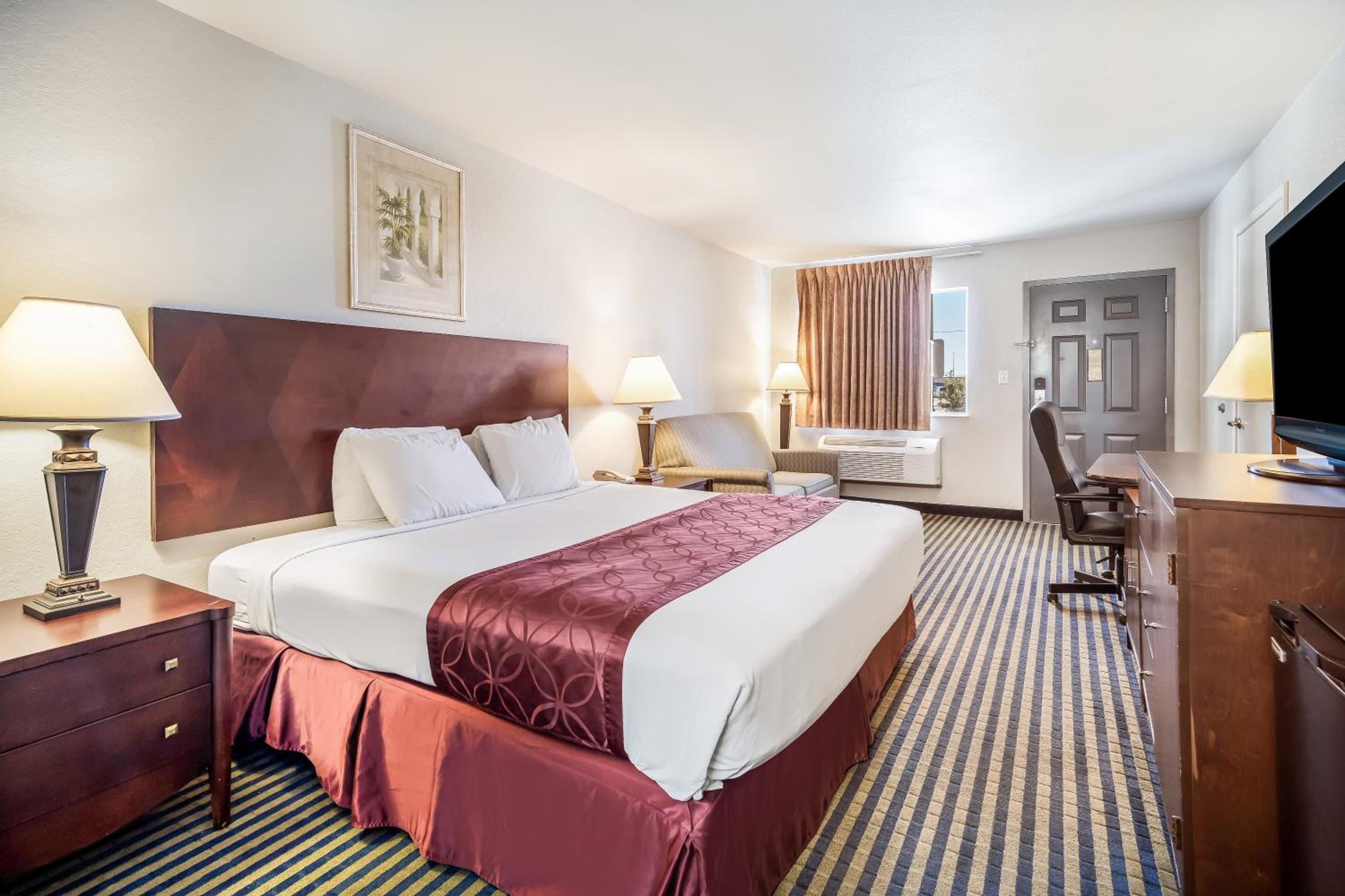Deluxe King Room - Non-Smoking - Photo 4