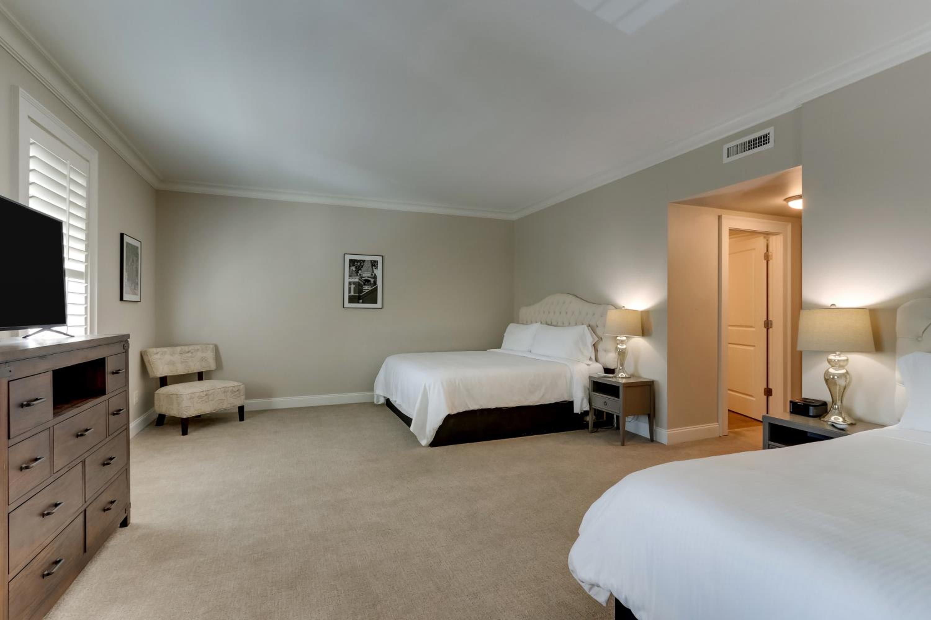 Deluxe Queen Suite
