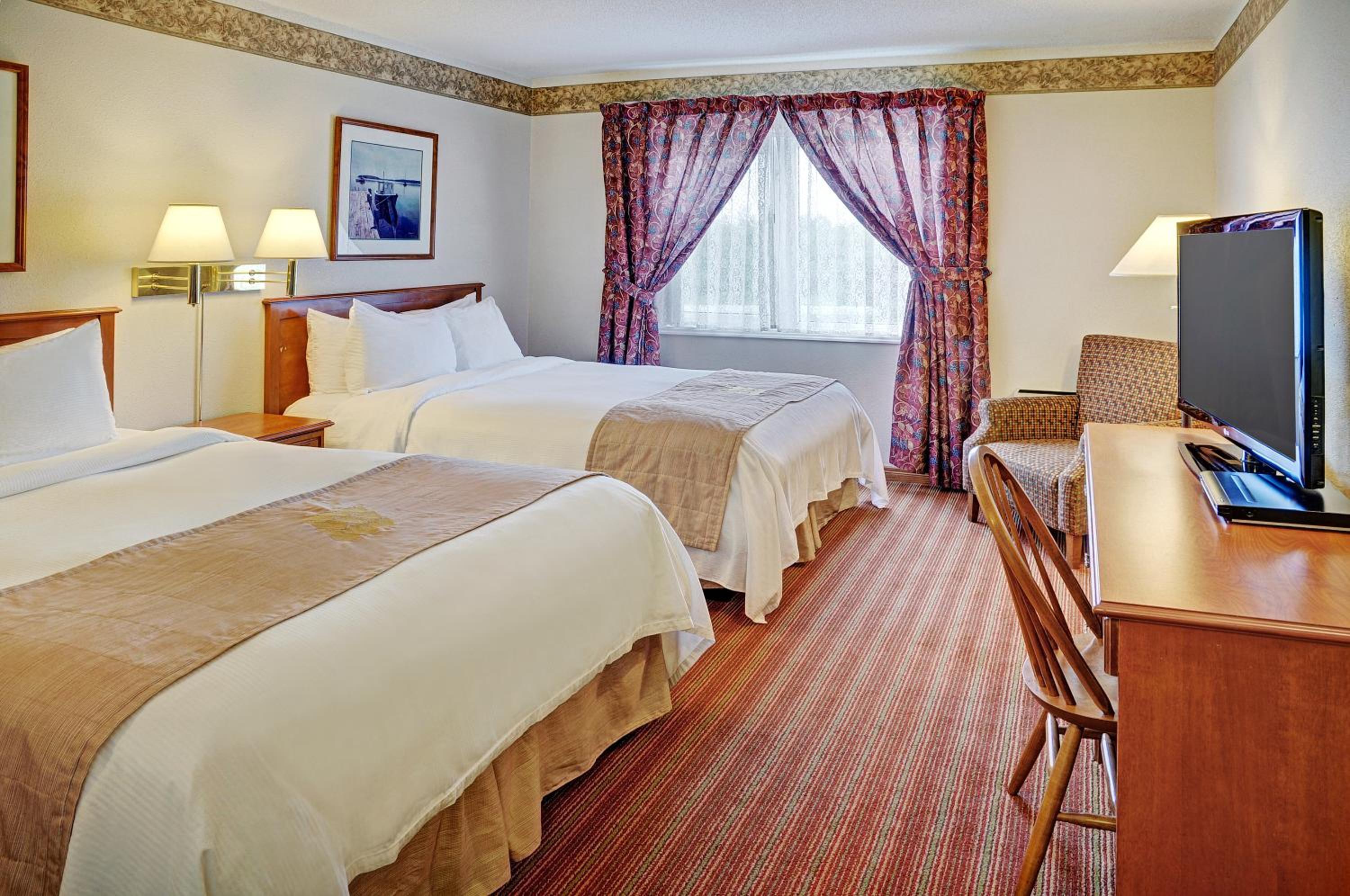 Queen Room with Two Queen Beds - Photo 4