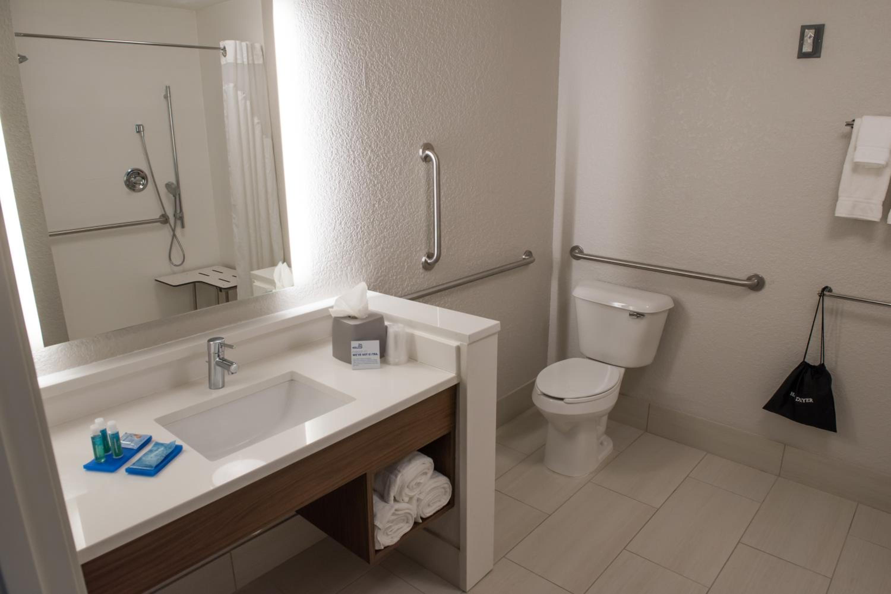 Standard King Room with Accessible Tub - Mobility Access photo 2