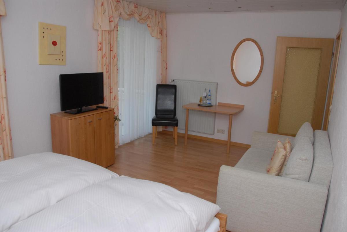 Double Room with Balcony - Photo 5