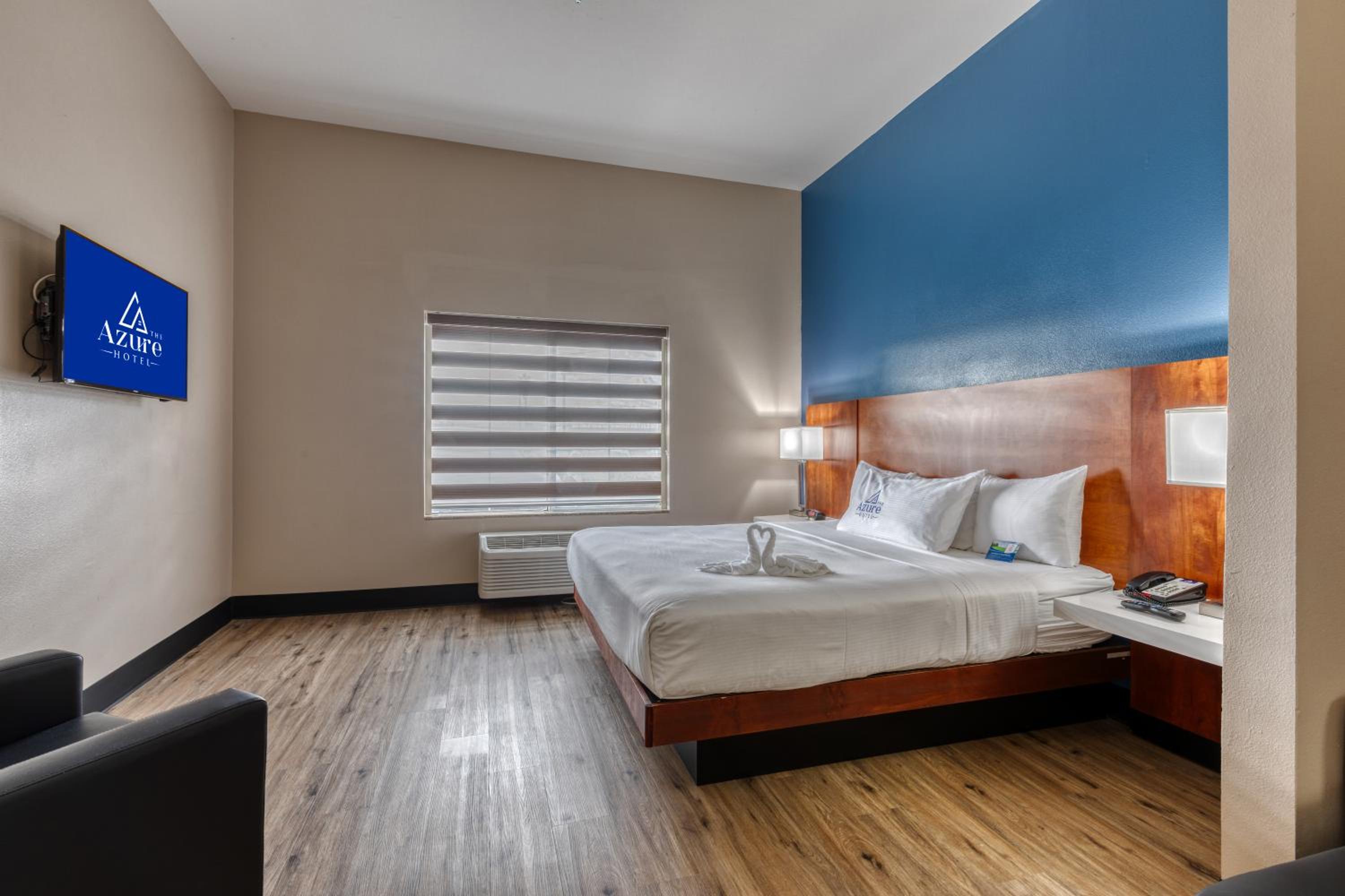 One King Bed - Presidential Spa Tub Suite - Non-Smoking photo 2