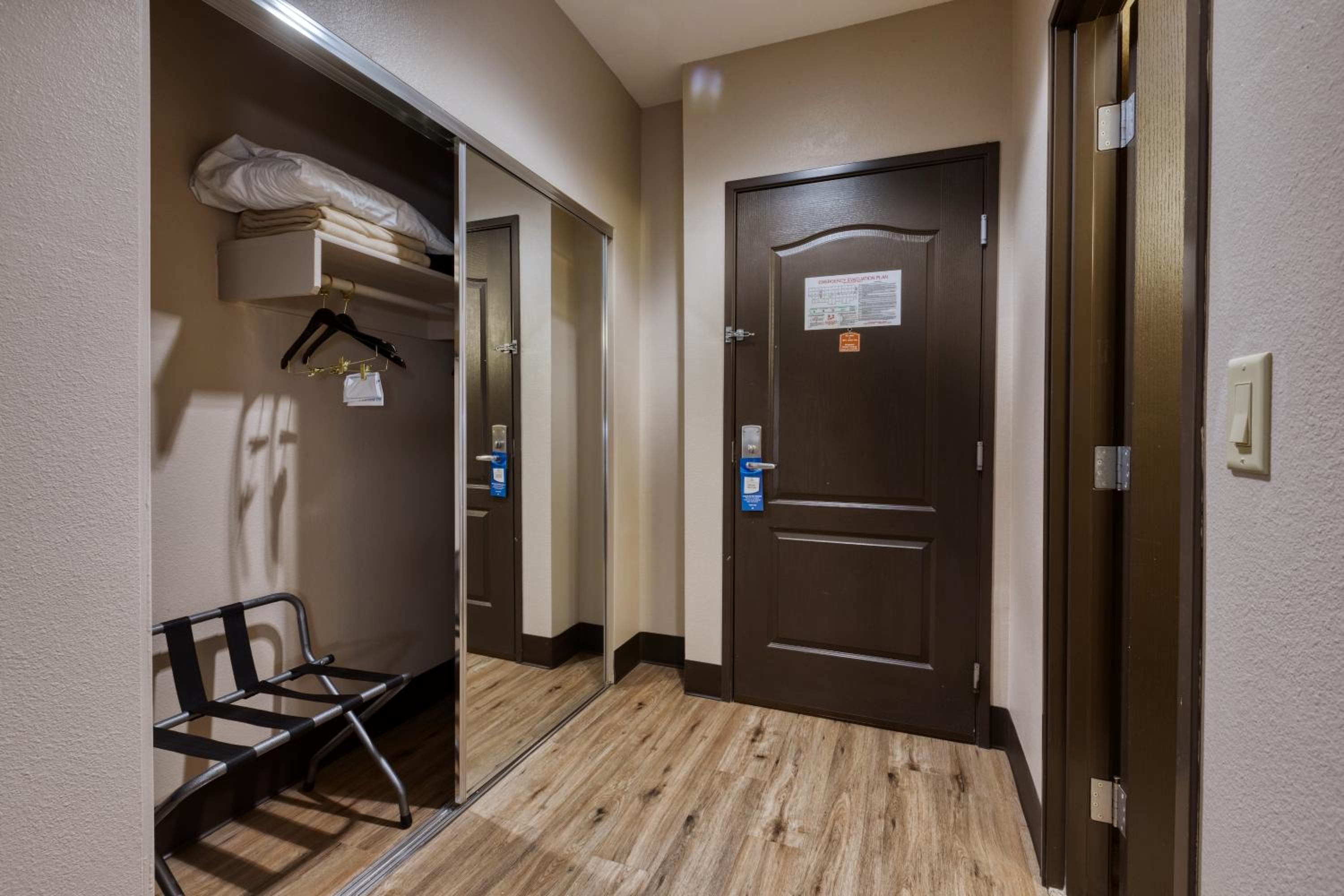 Two Queen Beds Studio Suite - Non-Smoking - Photo 4