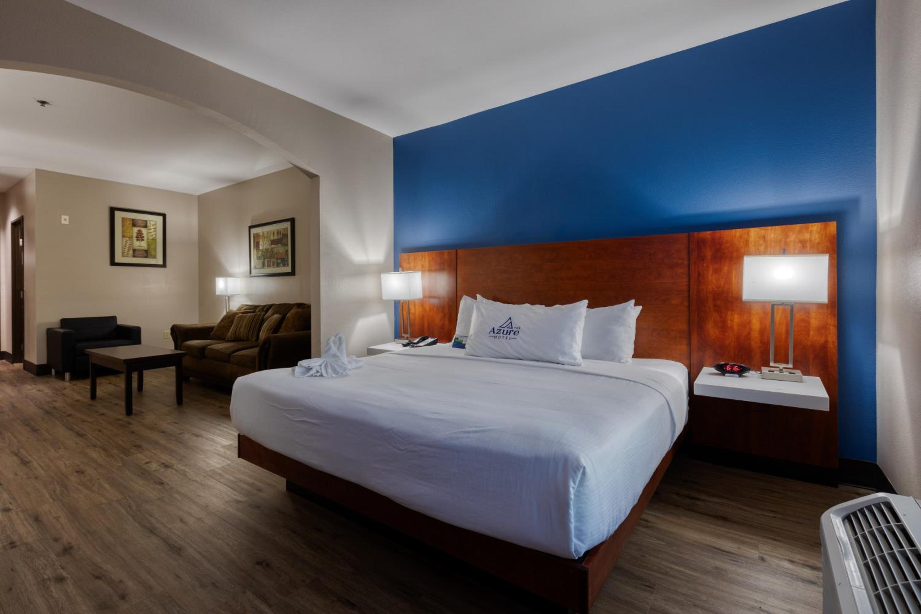 One King Bed Studio Suite - Non-Smoking - Photo 6