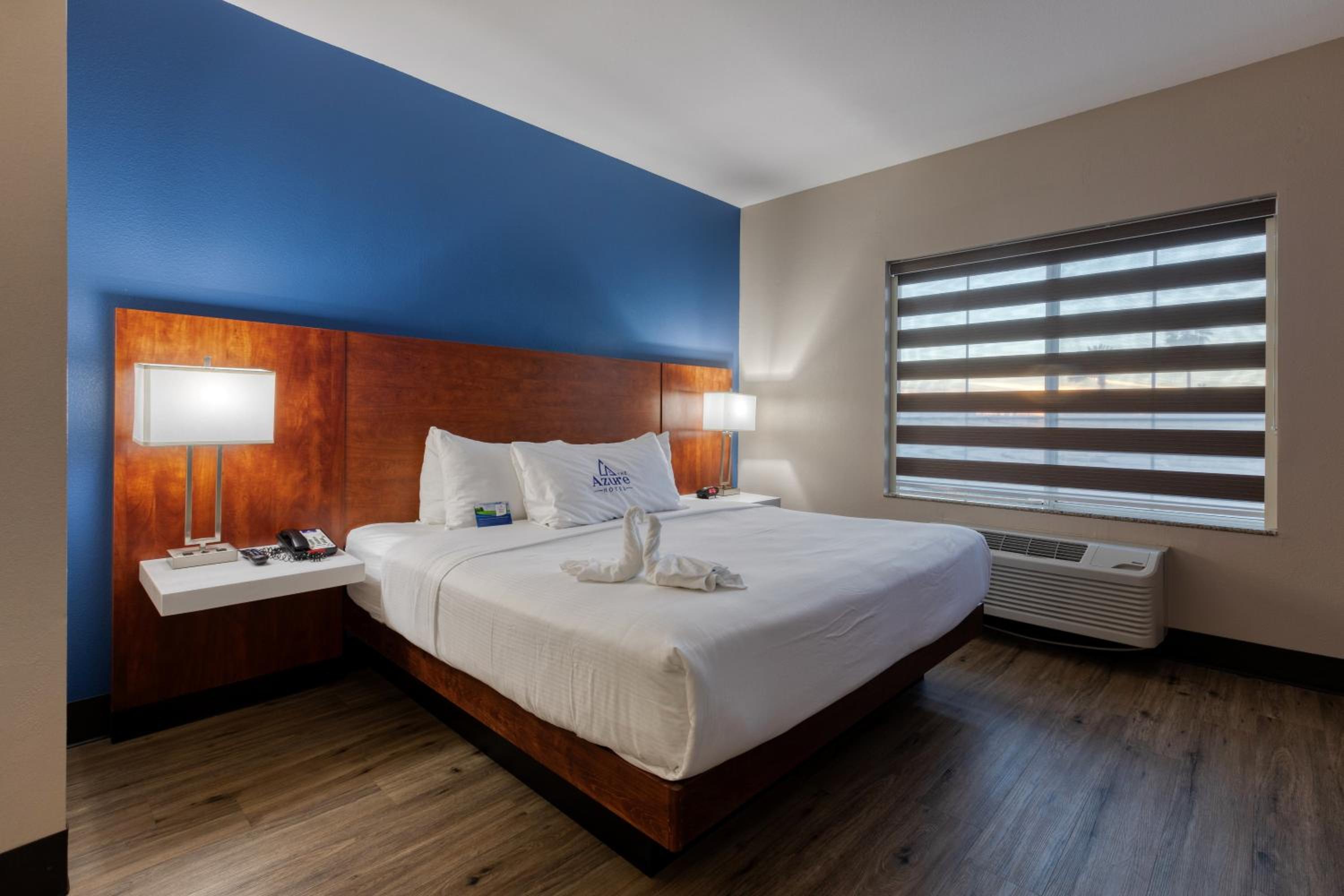 One King Bed Studio Suite - Non-Smoking - Photo 5