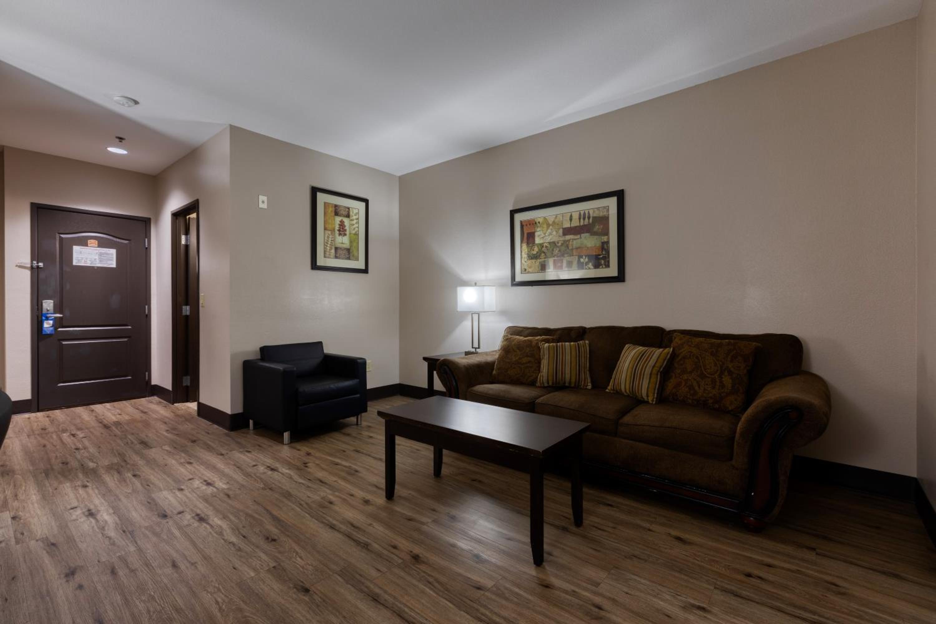 One King Bed Studio Suite - Non-Smoking - Photo 9