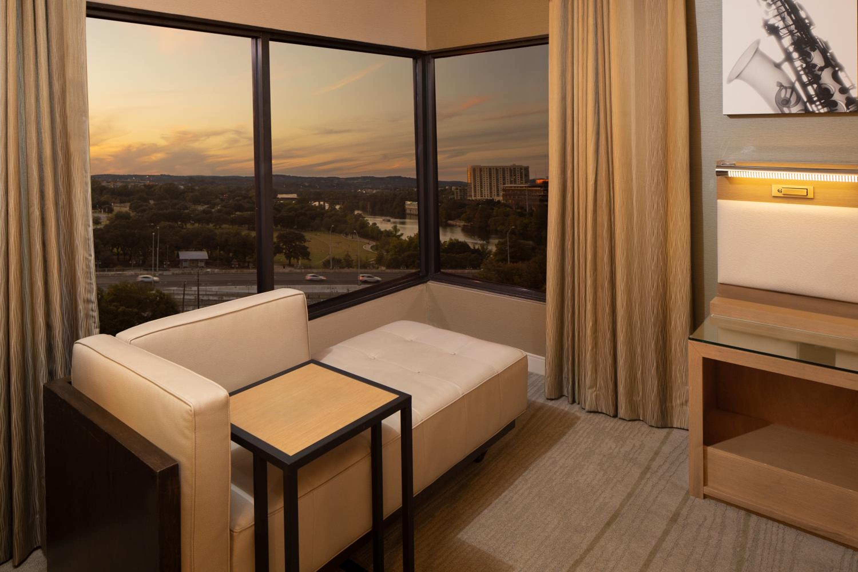 2 Queen Beds Lake View Corner