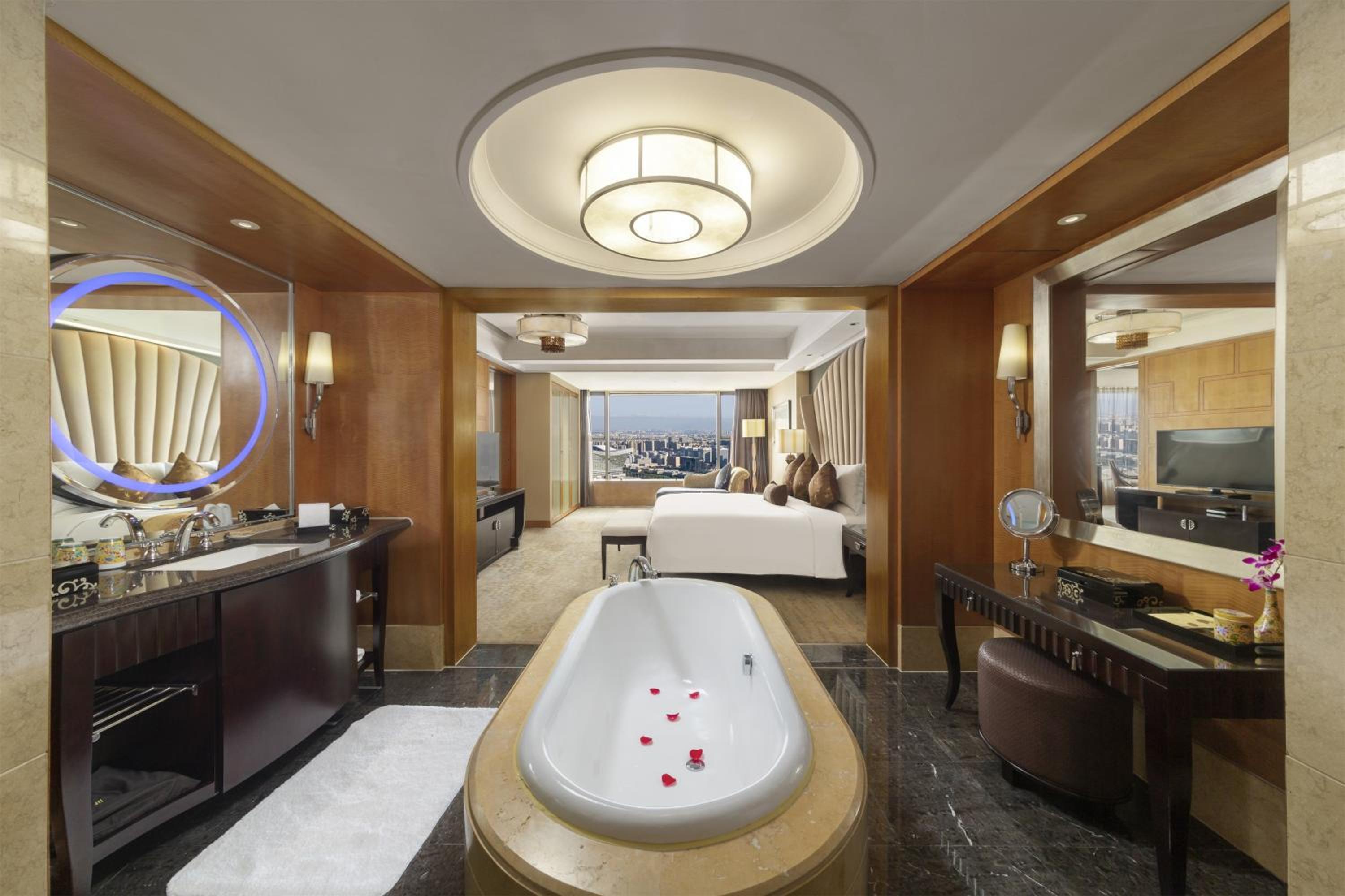 One-Bedroom Suite with Club Lounge Access - Photo 5