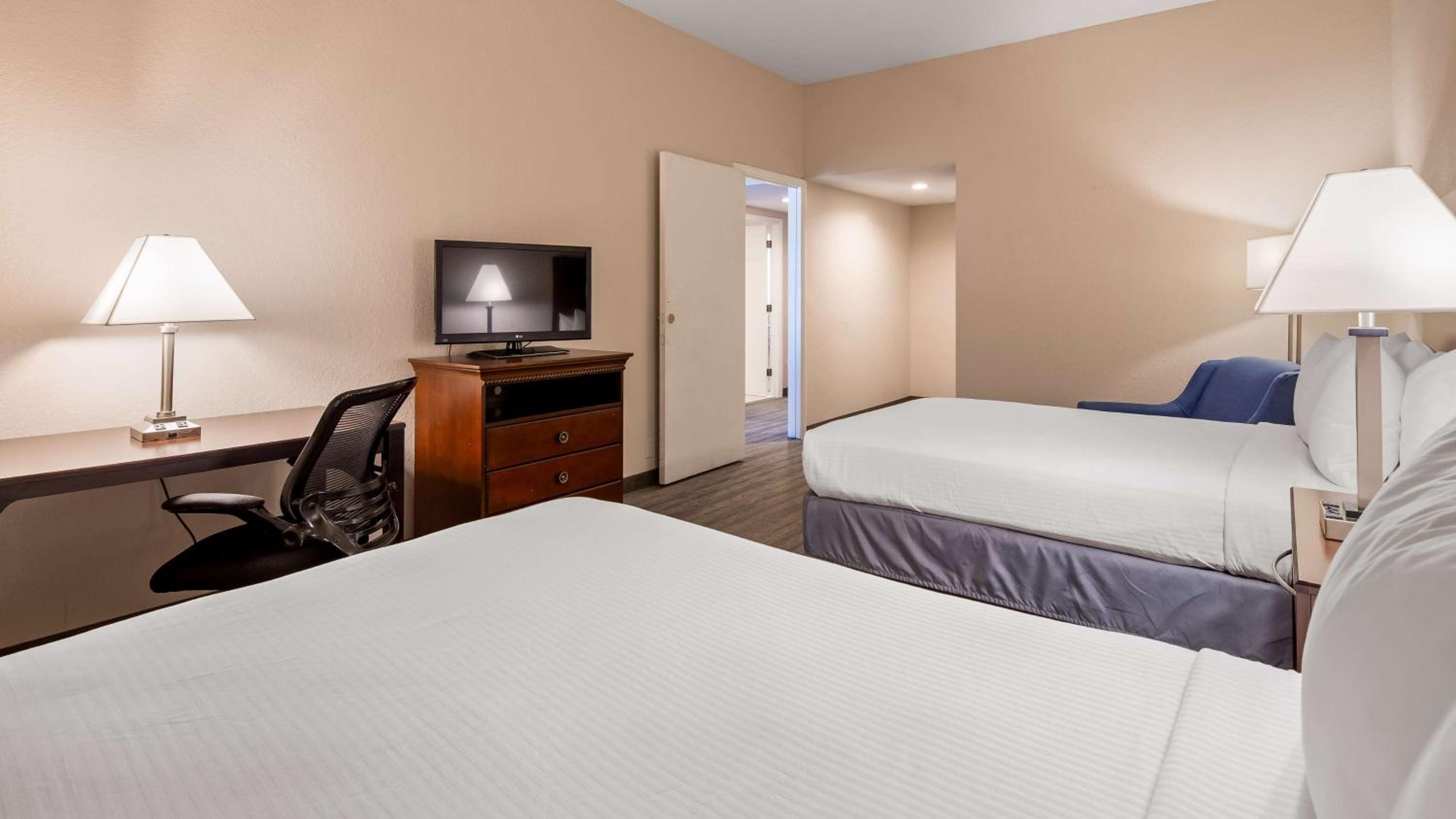 King Suite with Two Double Beds - Photo 2