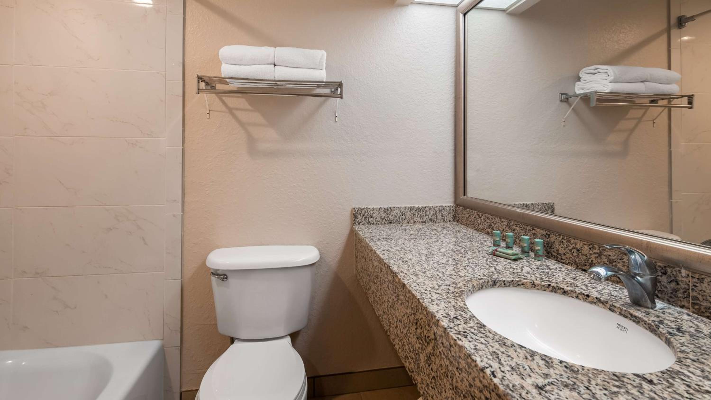 King Suite with Two Double Beds - Photo 4