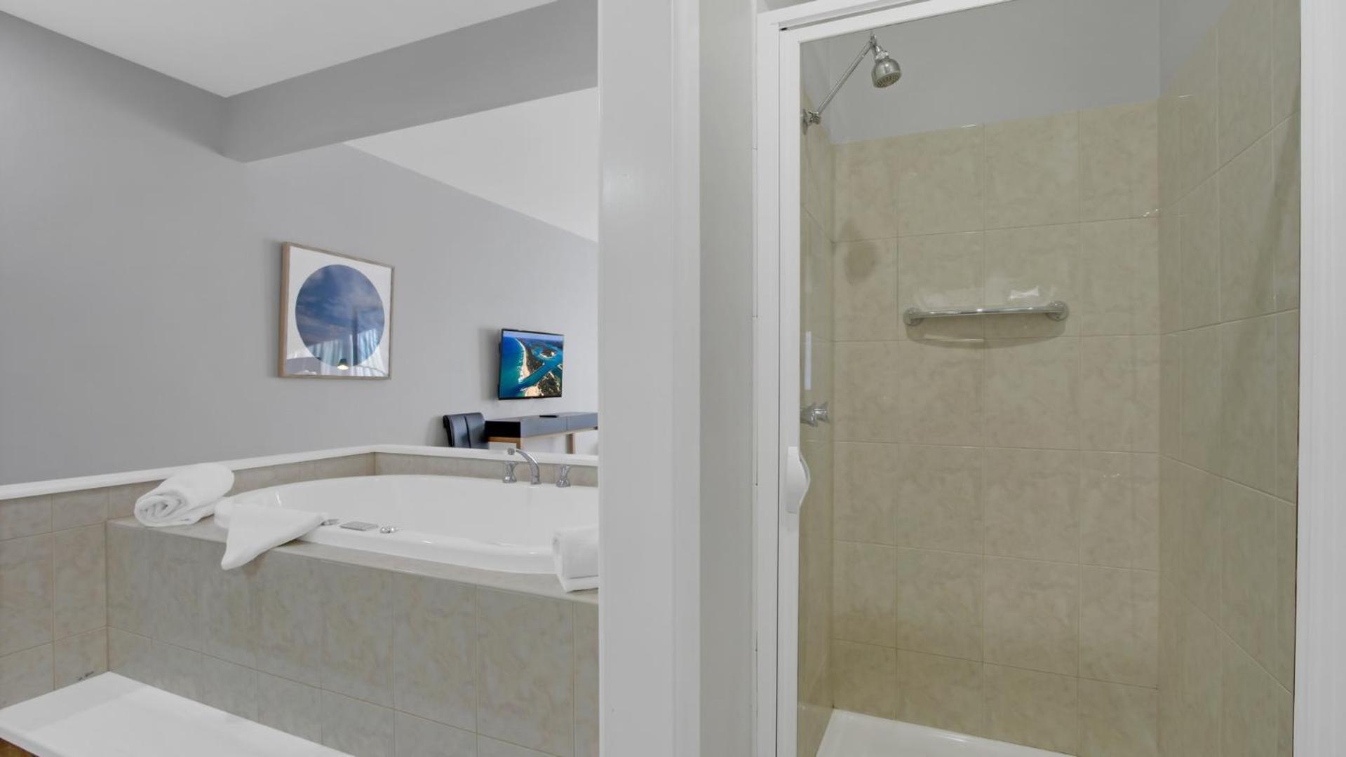 Spa Suite with Courtyard View - Photo 5
