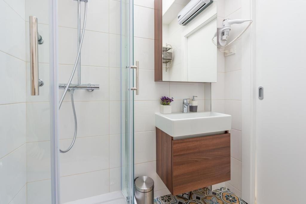 Deluxe One Bedroom Apartment with Balcony and Sea View photo 2