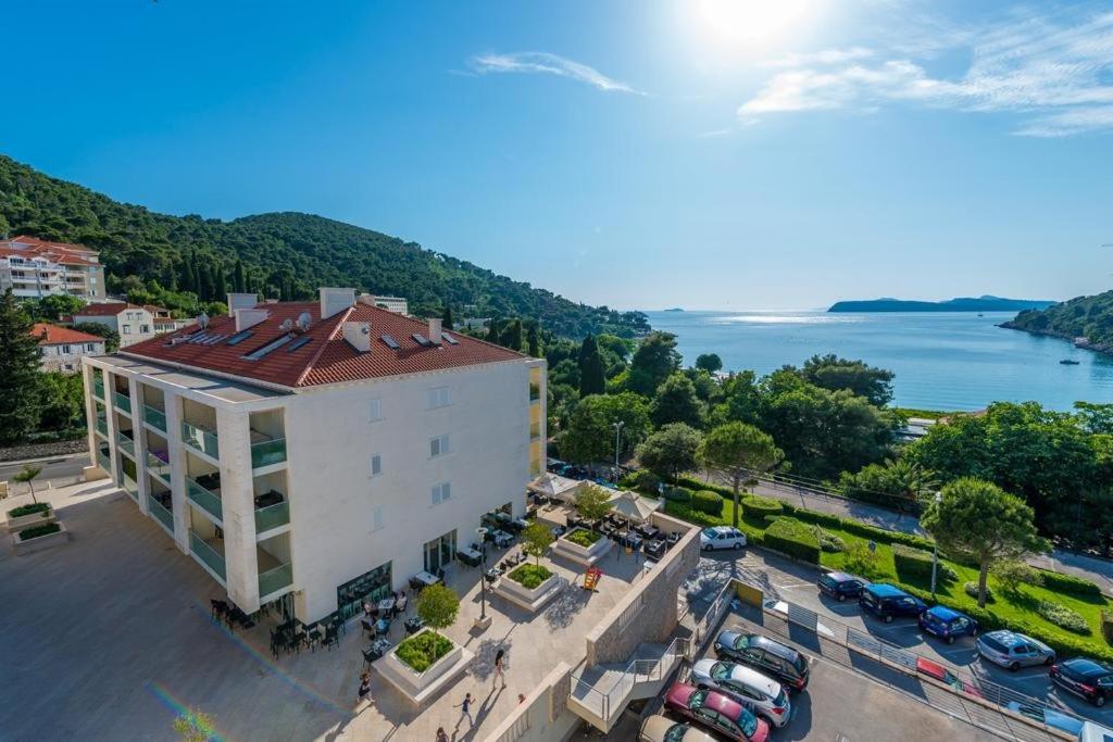 Deluxe One Bedroom Apartment with Balcony and Sea View photo 3