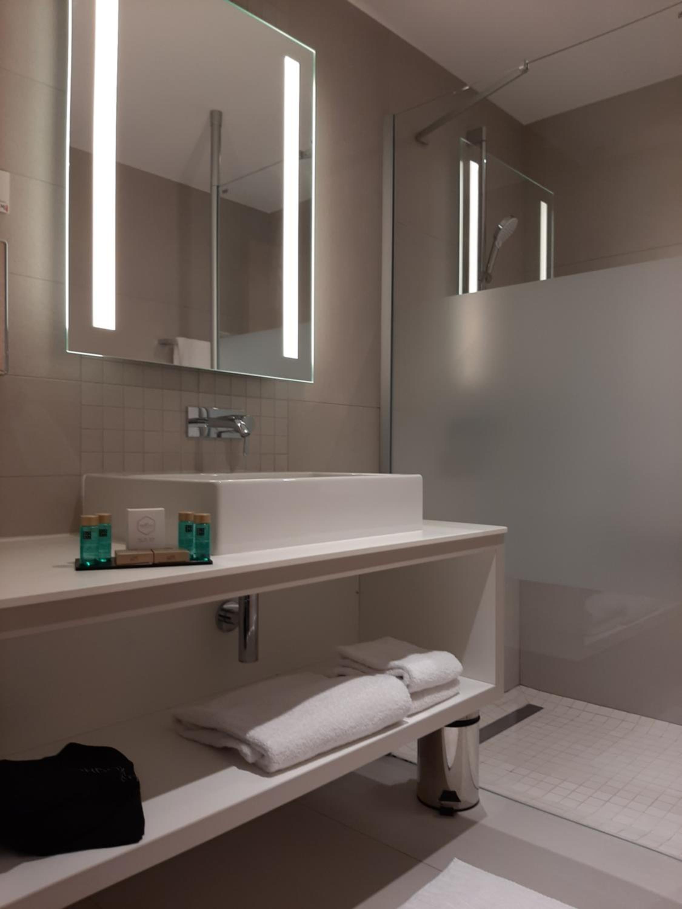 Superior King Room - Photo 6