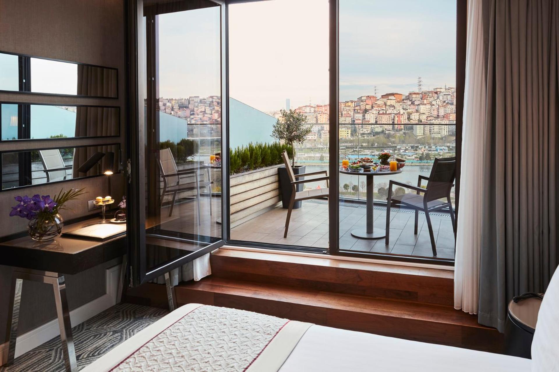 Premium King Room with Sea View photo 2