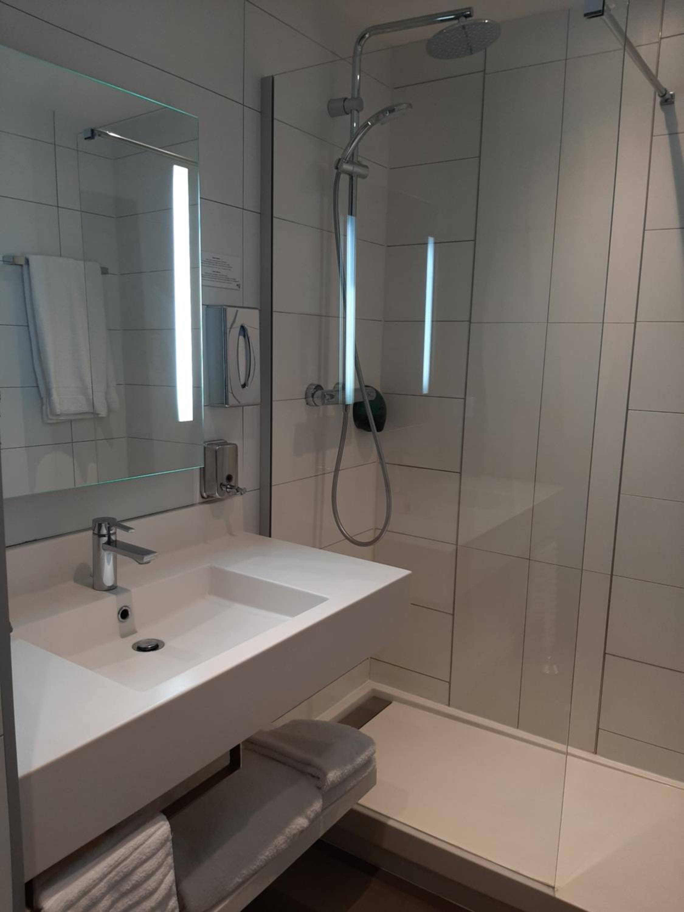 Twin Room - Photo 2