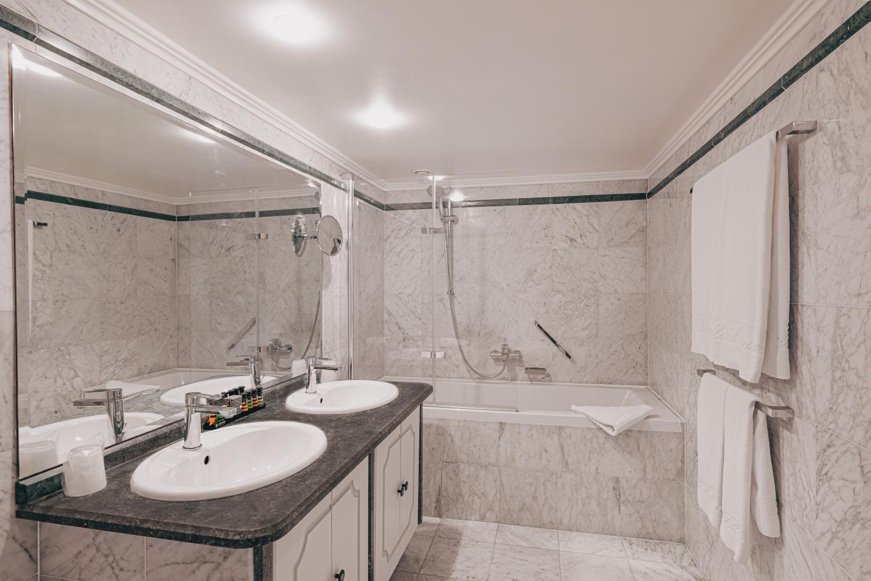 Suite - Photo 12