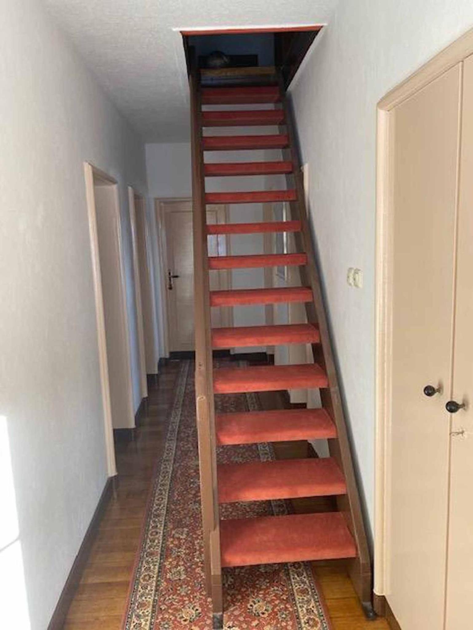 Five-Bedroom House photo 3
