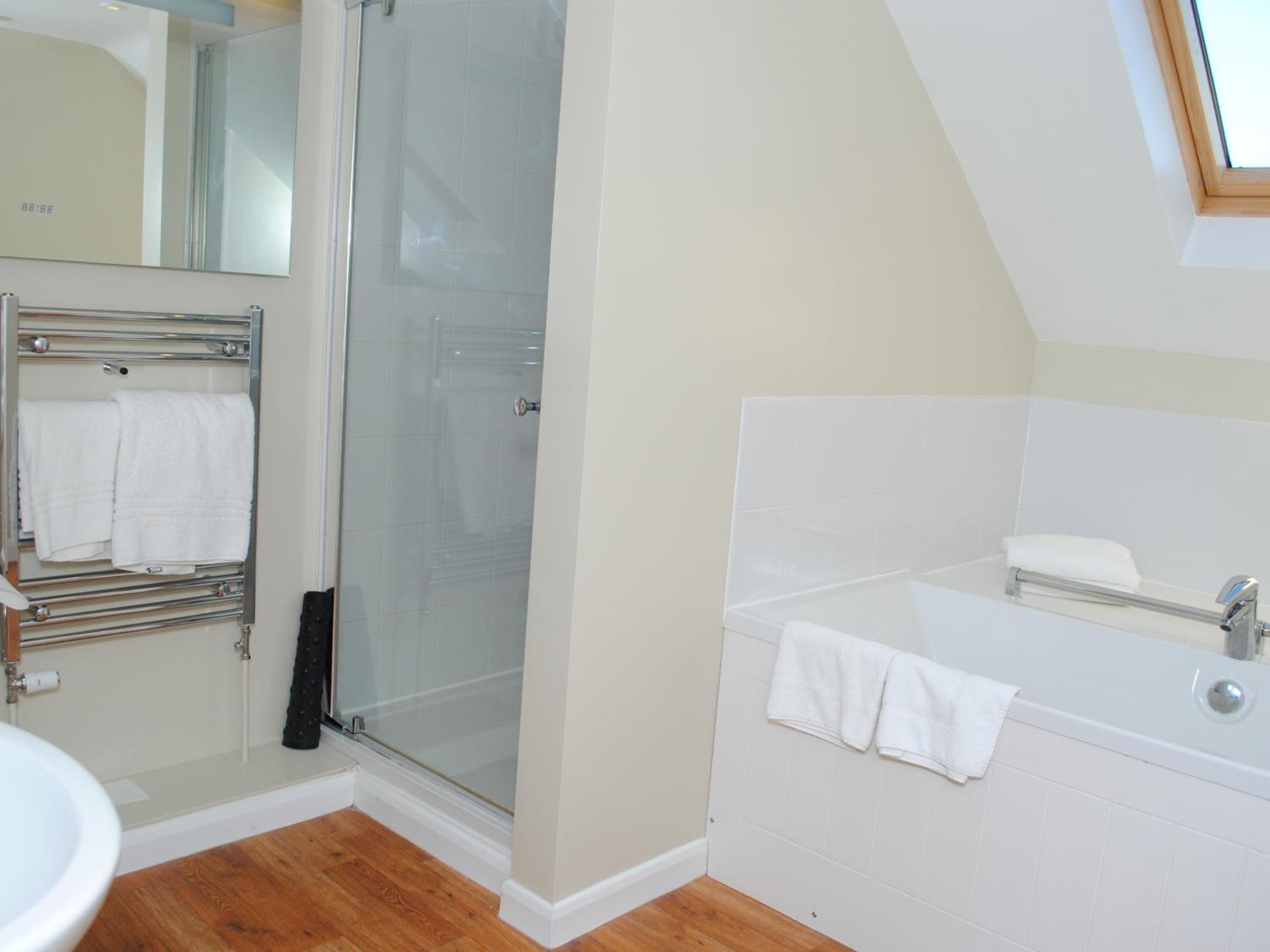 Deluxe Suite - Photo 6