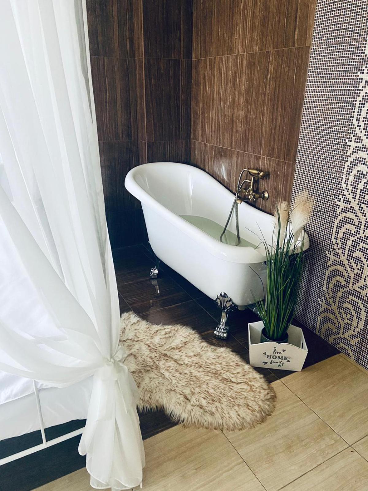 Queen Room with Spa Bath photo 2