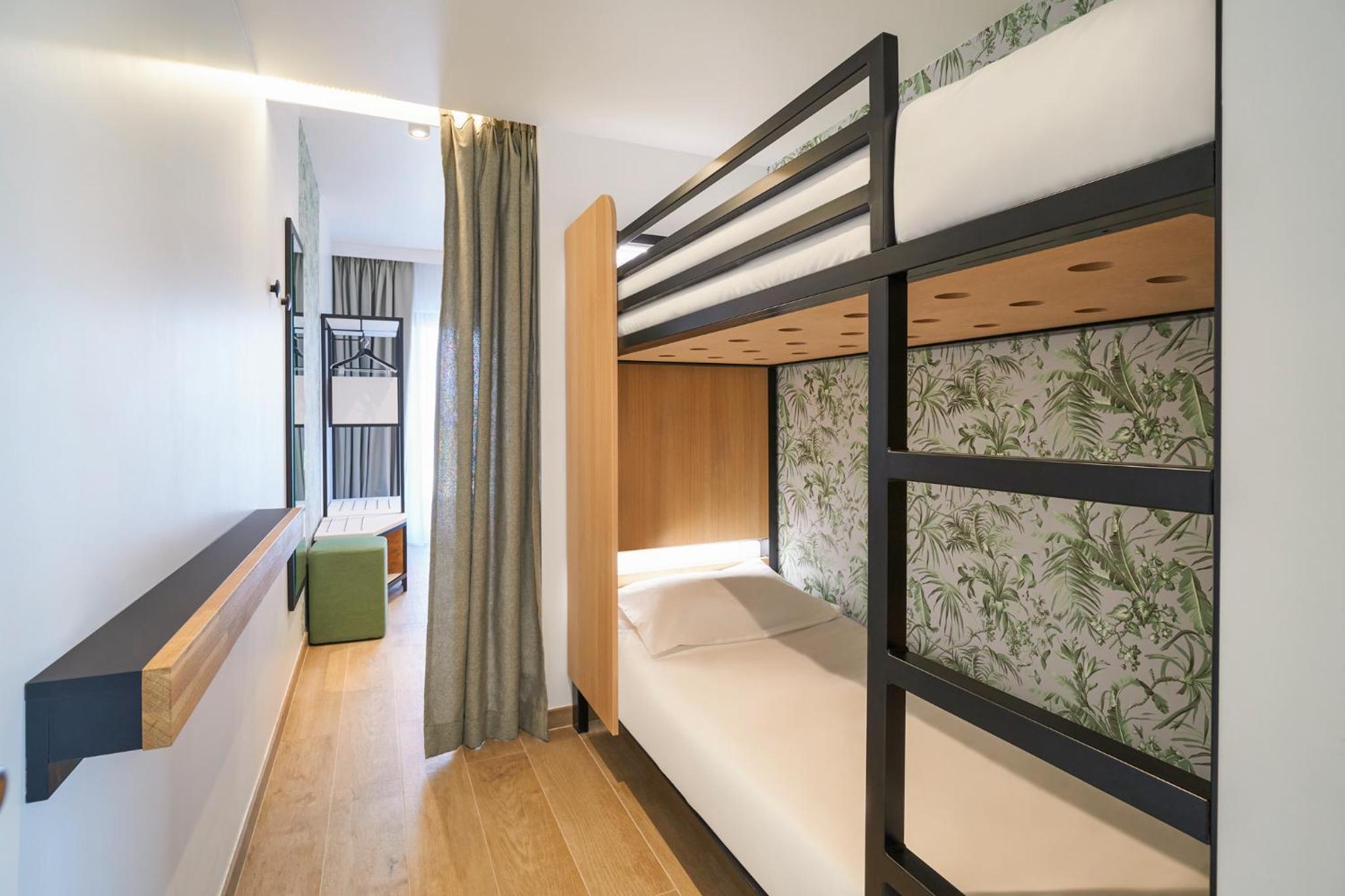 Classic Double Room with Bunk Beds and Balcony - Photo 5