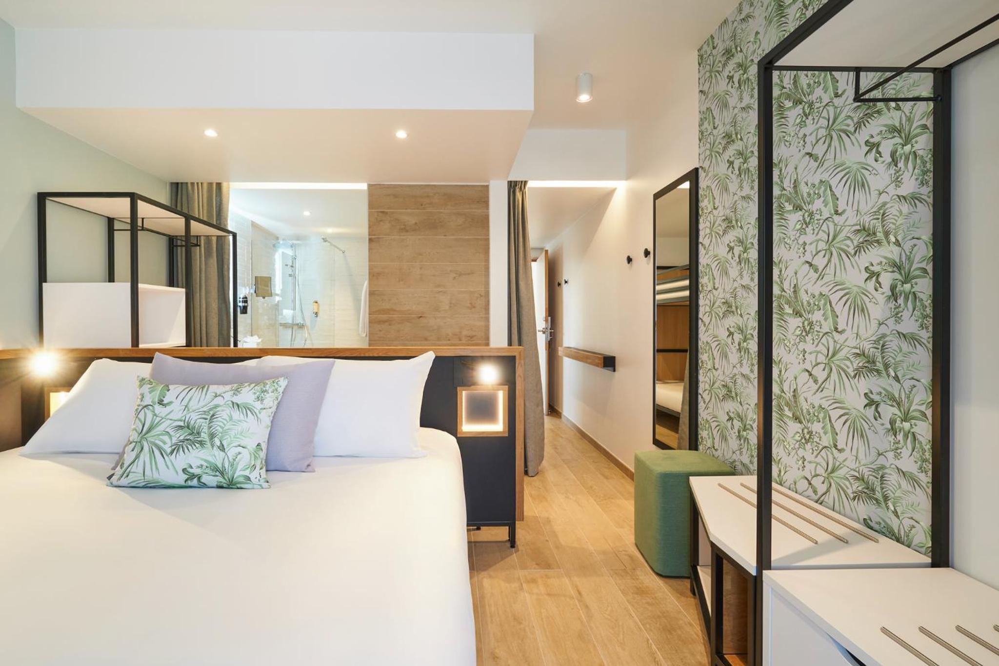 Classic Double Room with Bunk Beds and Balcony - Photo 2