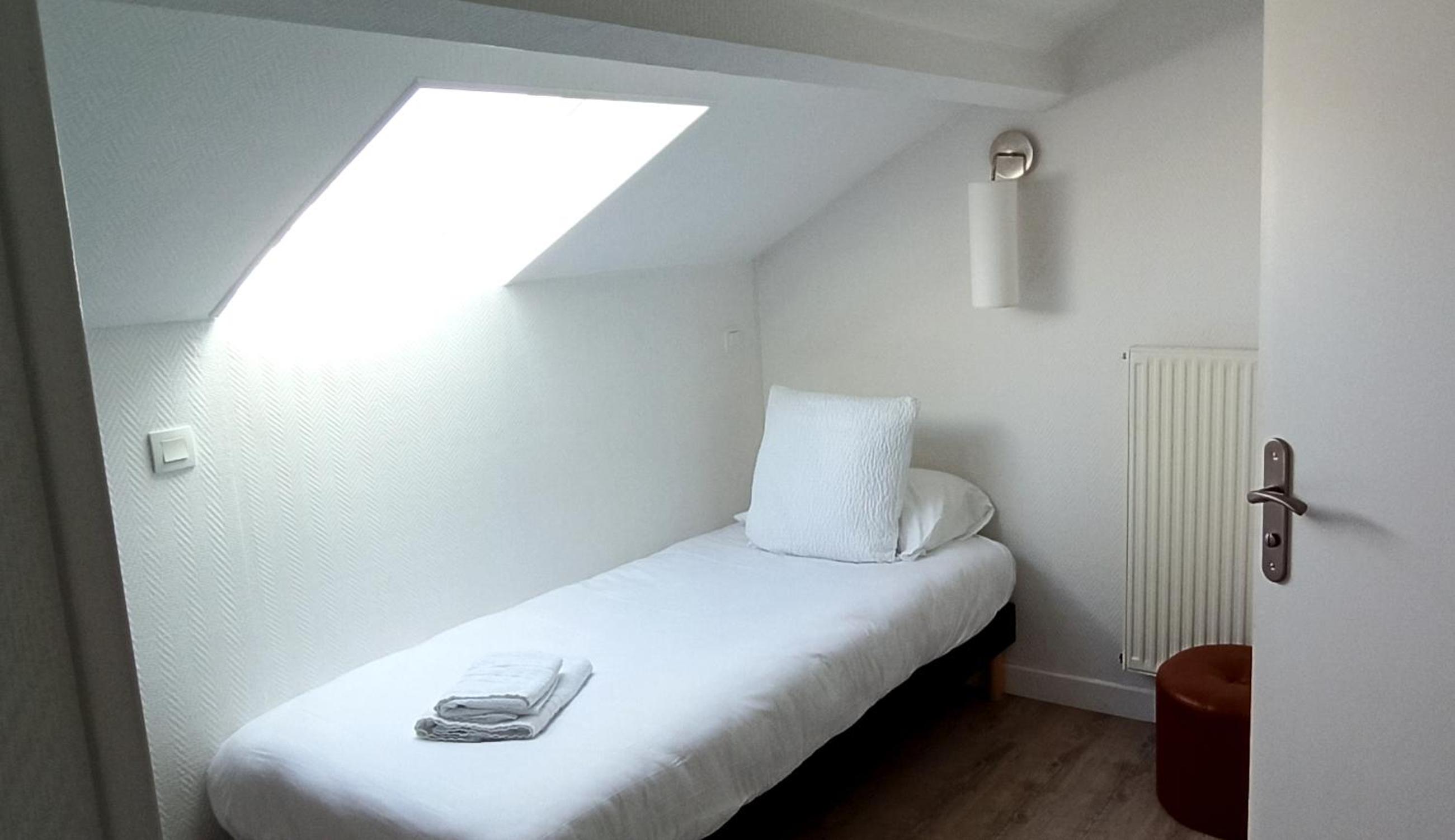 Economy Triple Room Under Inclined Ceiling photo 3