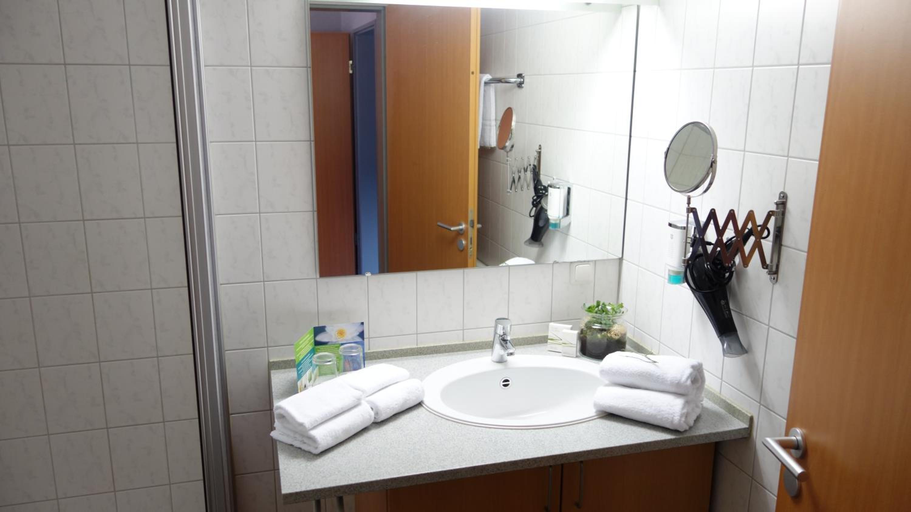 Standard Double or Twin Room - Photo 2
