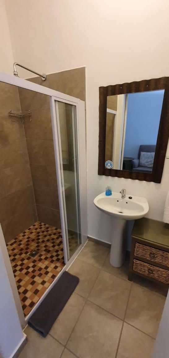 Twin Room with Private Bathroom - Photo 4