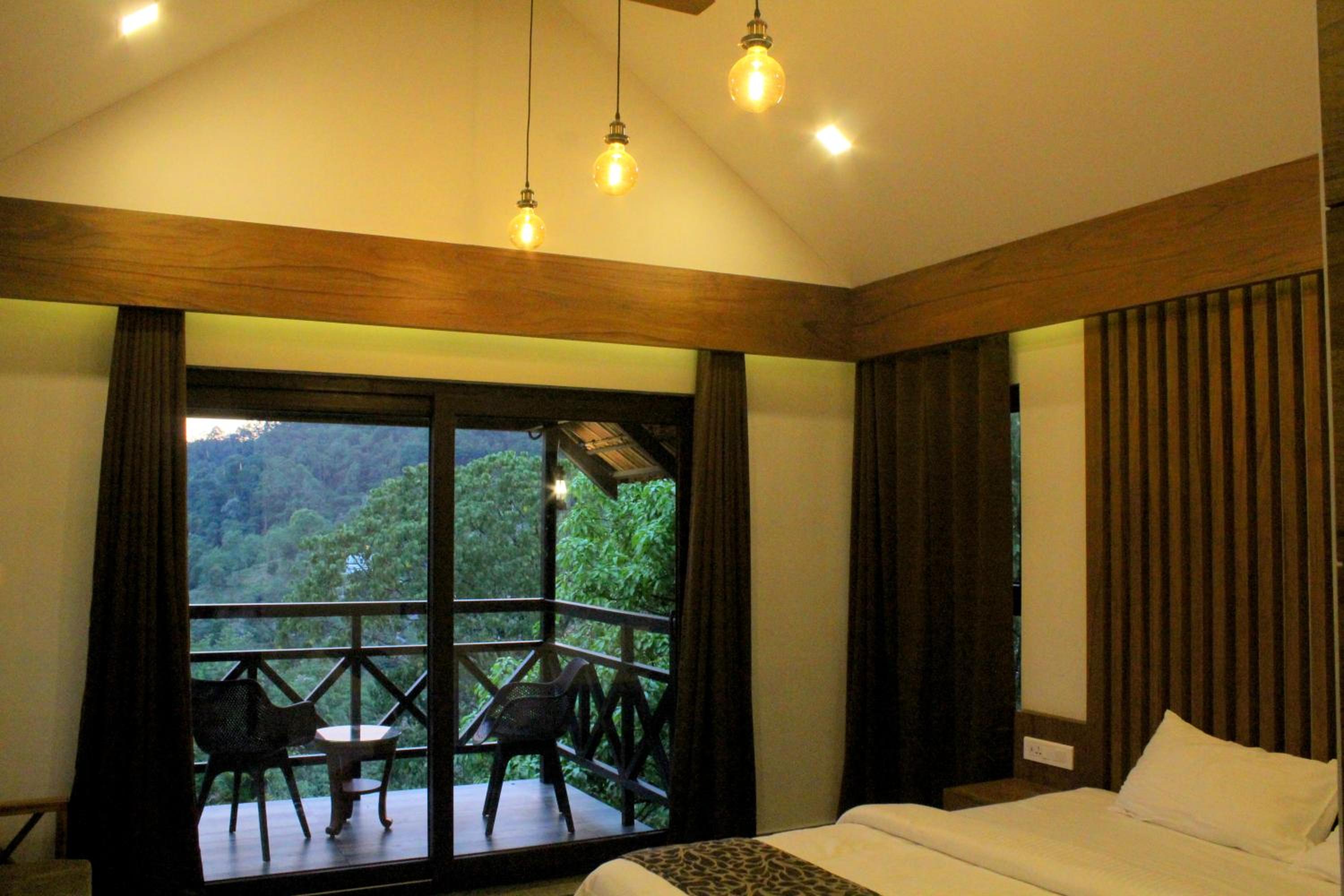 Junior Suite with Balcony - Photo 19