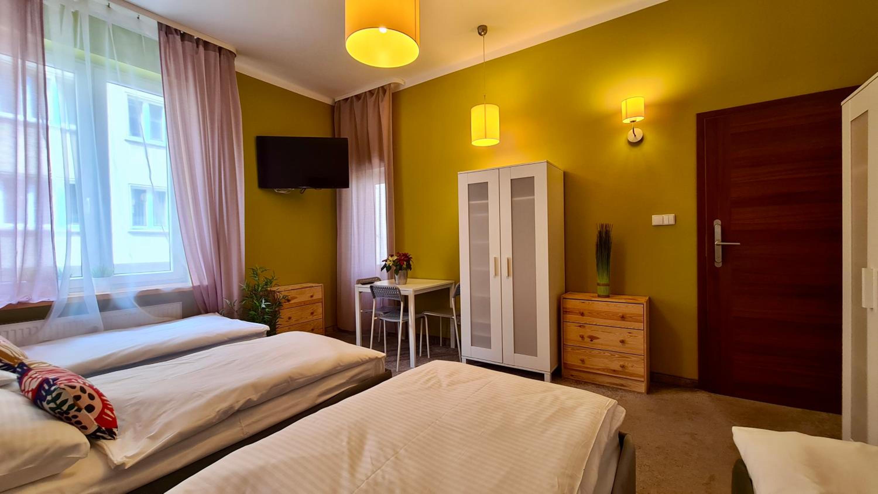 Quadruple Room with Balcony - Photo 4