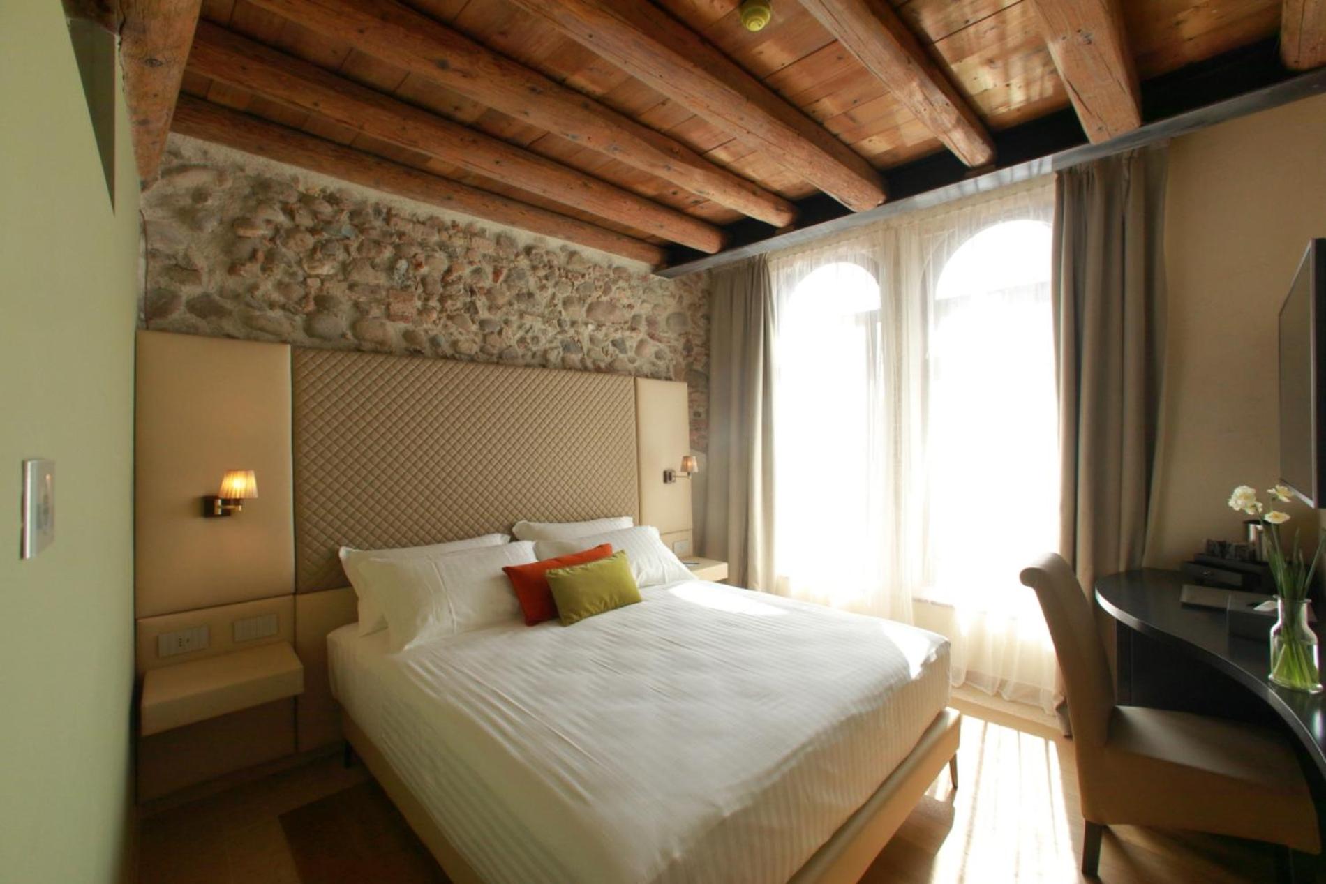 Deluxe Room - Photo 2