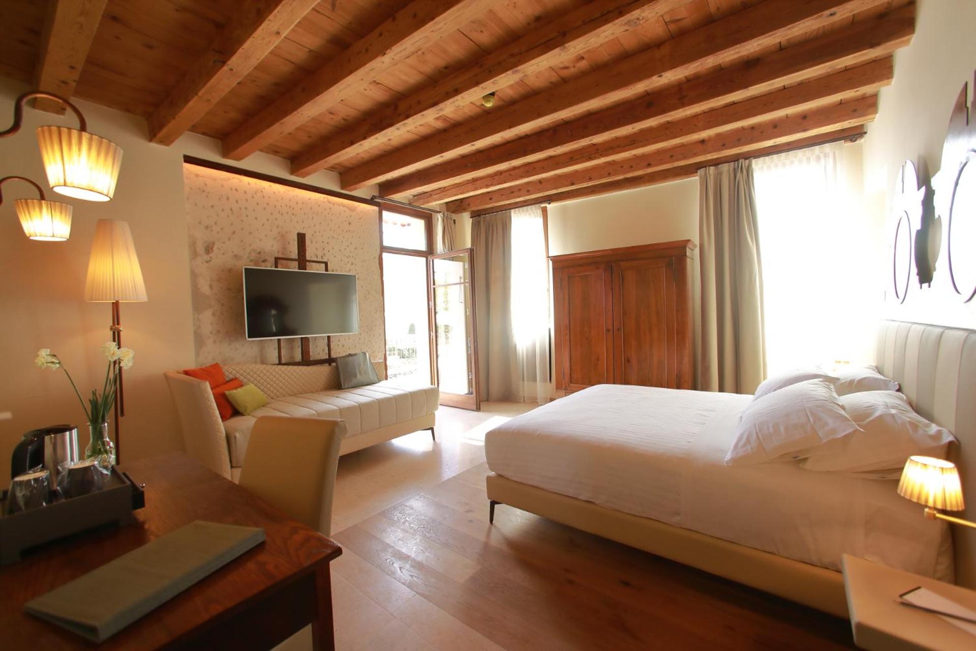 Suite with River View - Photo 1