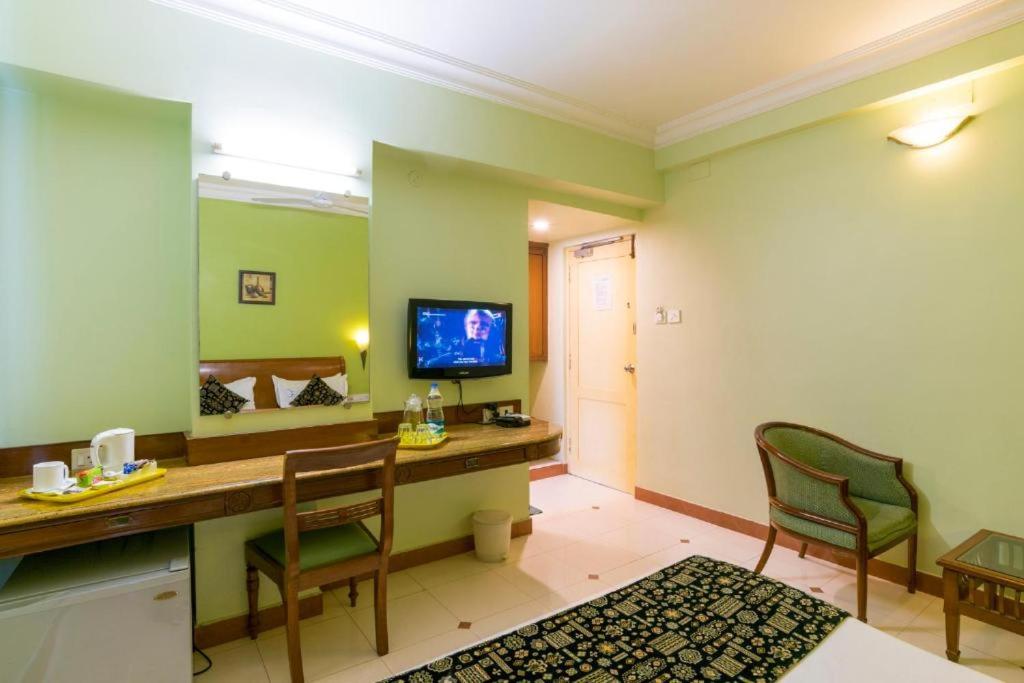 Deluxe Double or Twin Room - Photo 9