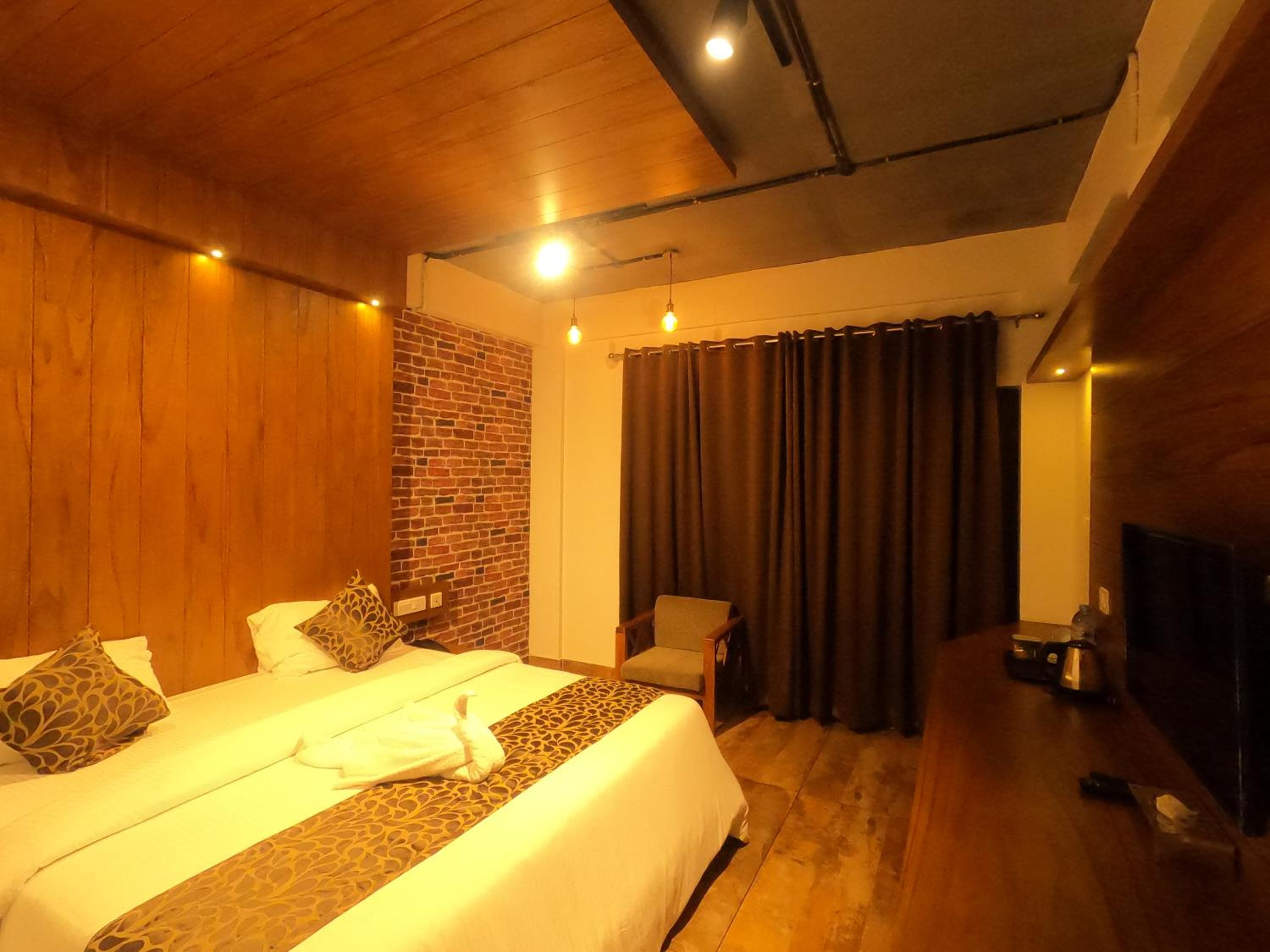 Junior Suite with Balcony - Photo 14
