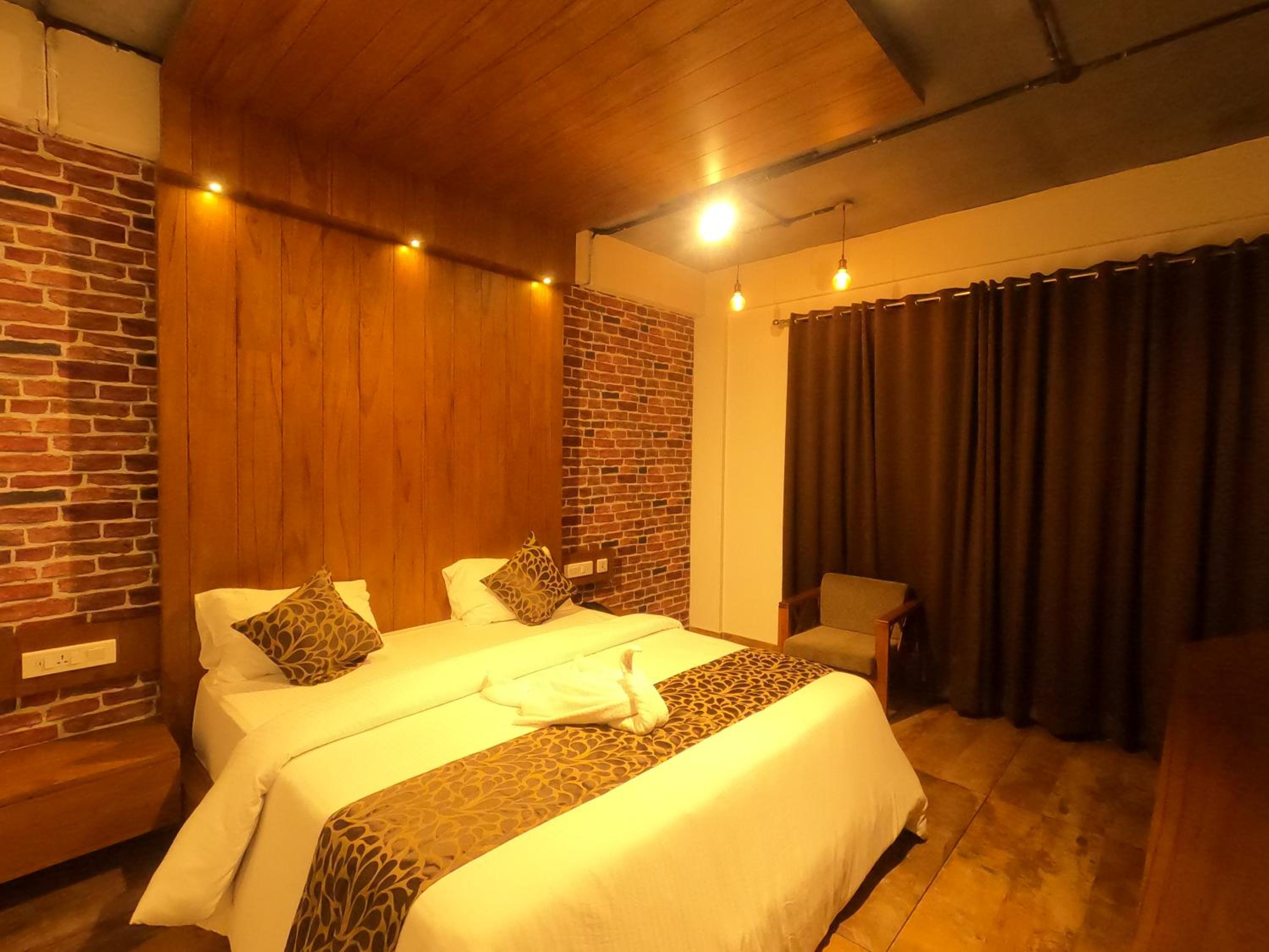 Junior Suite with Balcony - Photo 24