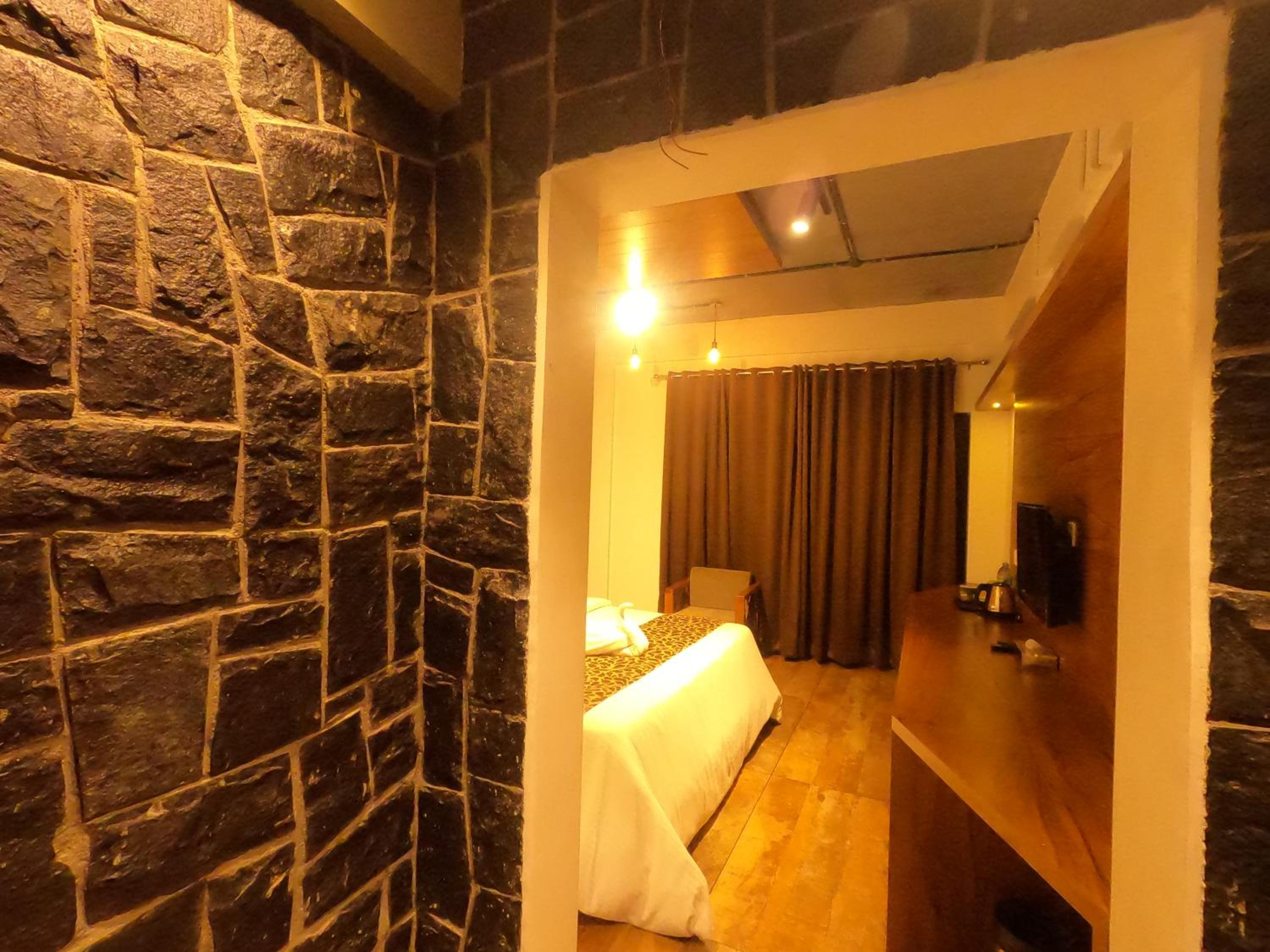 Junior Suite with Balcony - Photo 18
