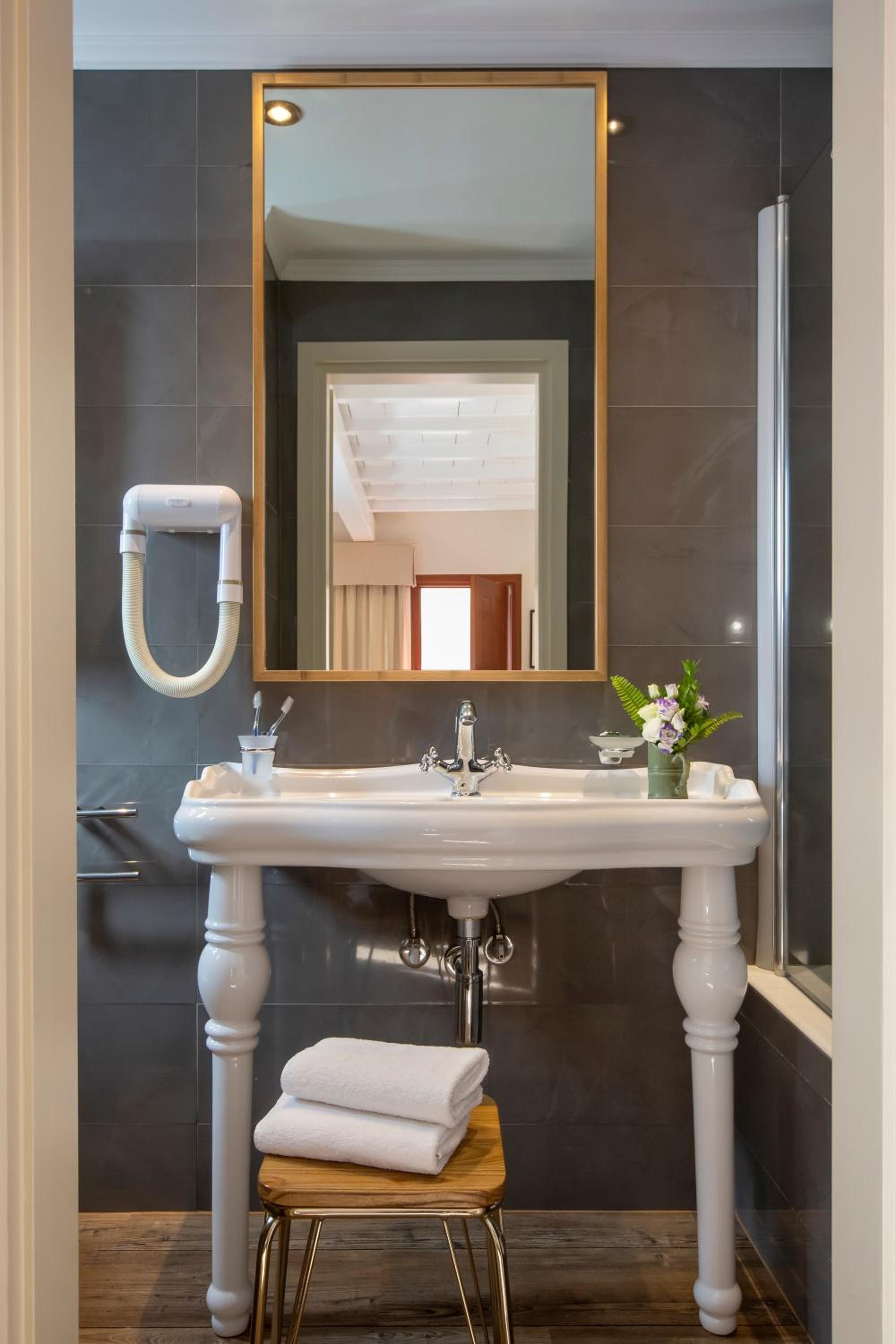 Standard Twin Room - Photo 35