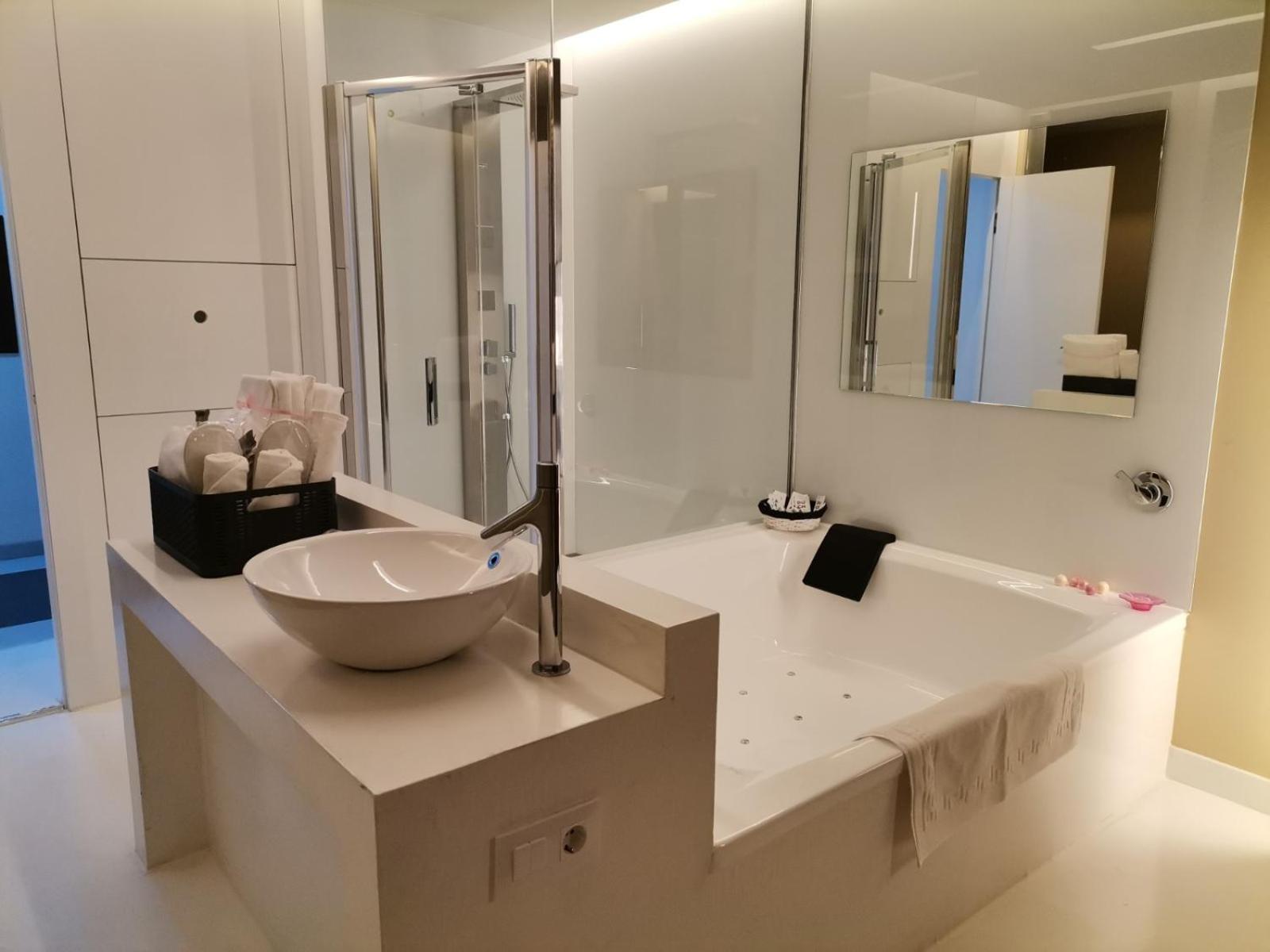 Suite - Photo 16